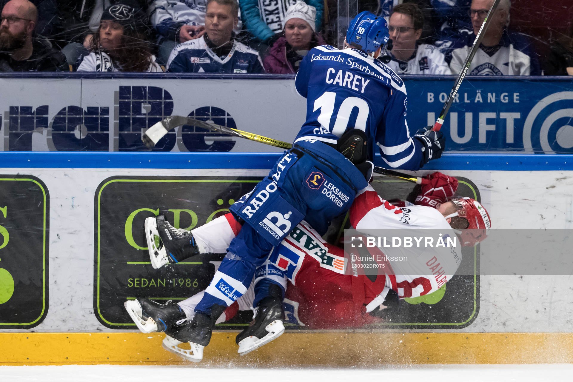 Leksands Matt Carey tacklar Timrås Jesper Dahlroth i