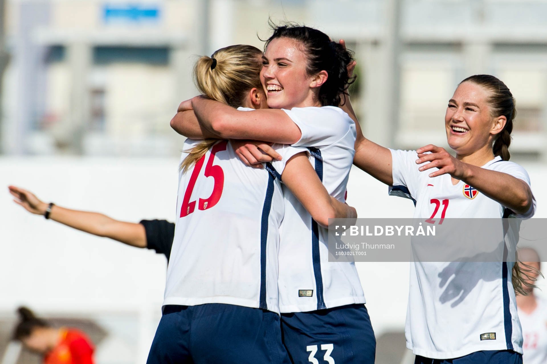 Norges Ingrid Syrstad Engen kramas om av Synne Sofie Kinden Jensen och Lisa-Marie Karlseng Utland efter hon gjort 0-1 under fotbollsmatchen i Algarve Cup 2018 mellan Kina och Norge den 2 mars 2018 i VRS António Sports Complex.