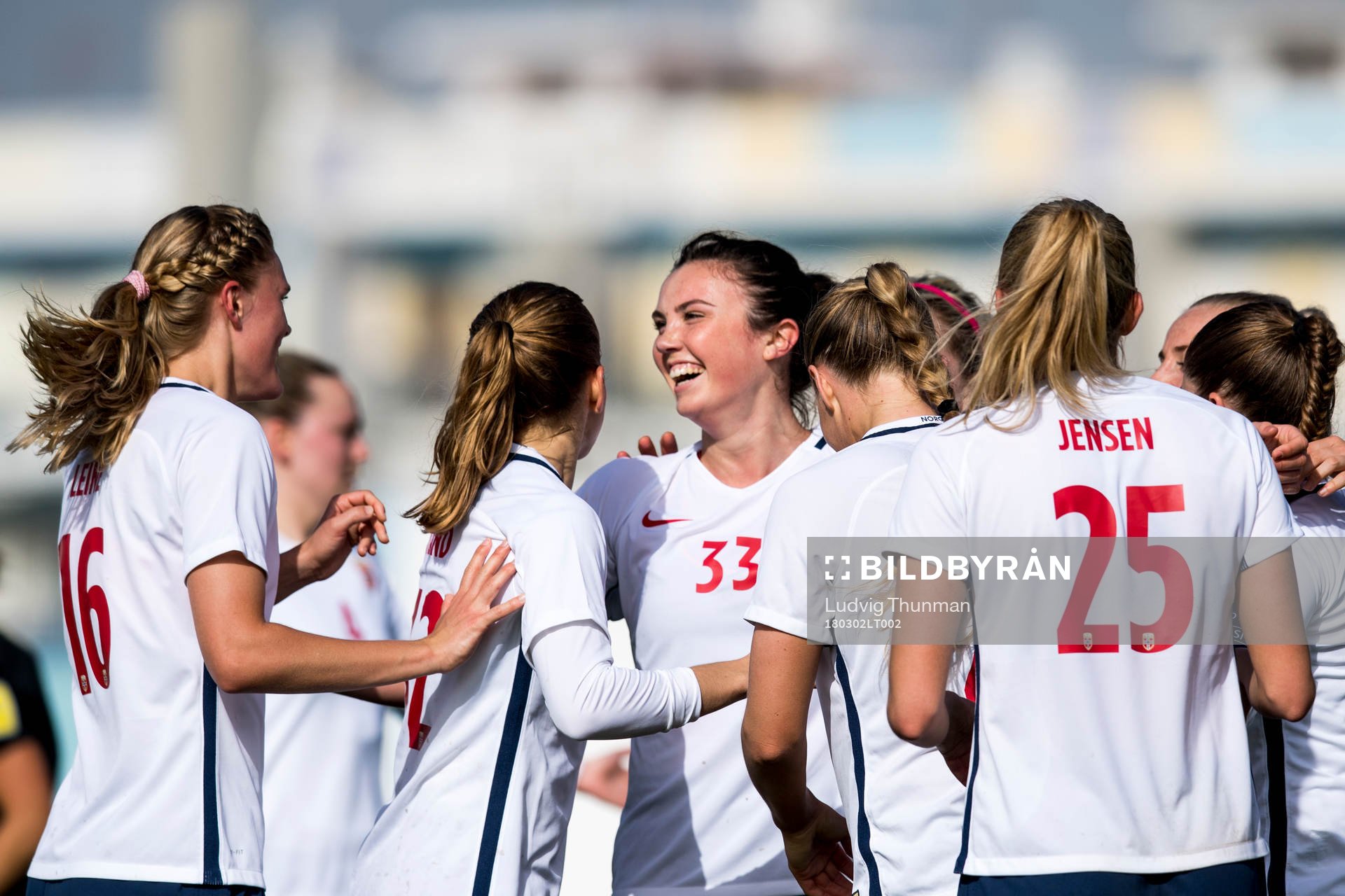 Norges Ingrid Syrstad Engen jublar med lagkamraterna