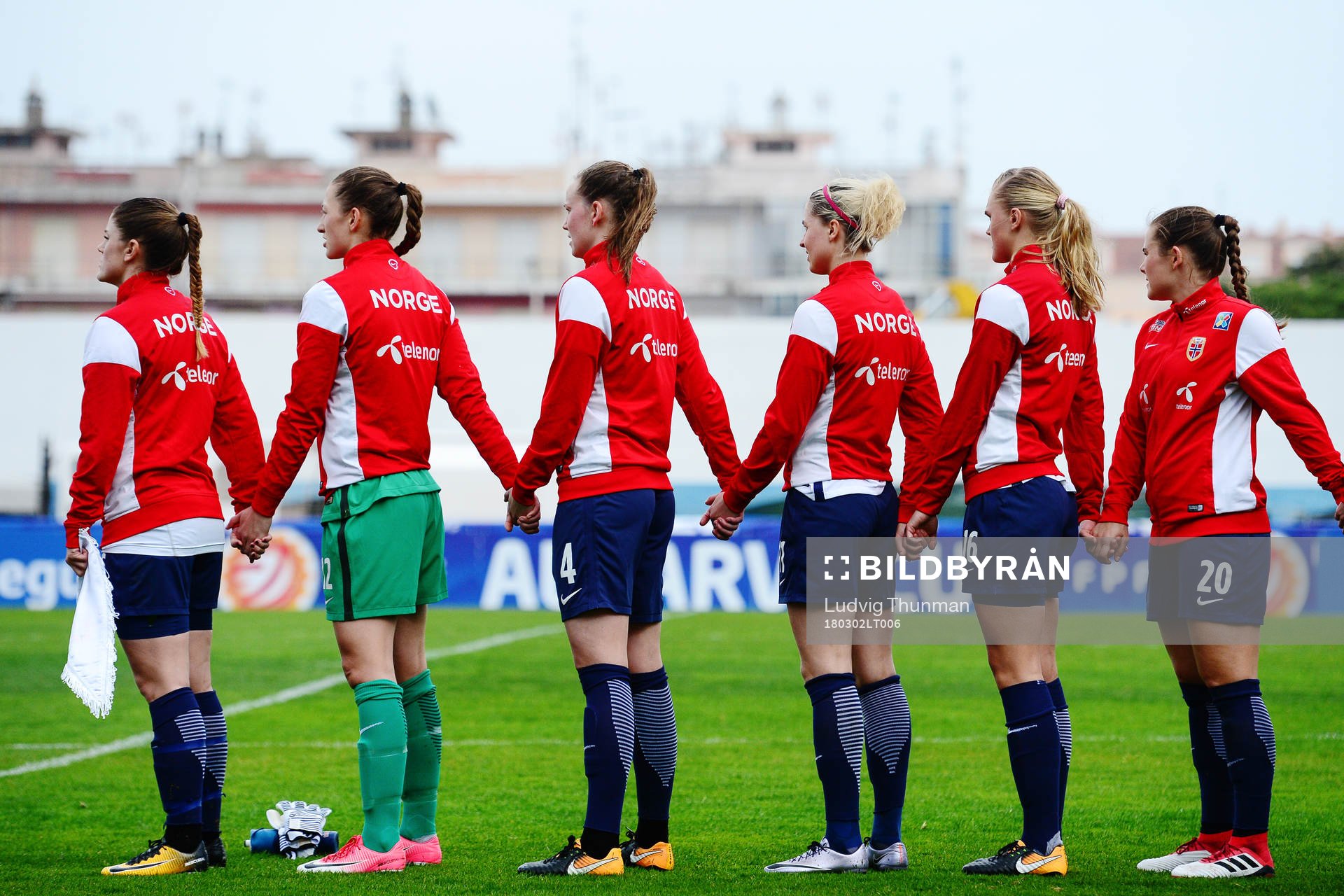 Norges spelare står uppställda för nationalsången inför fotbollsmatchen i Algarve Cup 2018 mellan Kina och Norge den 2 mars 2018 i VRS António Sports Complex.