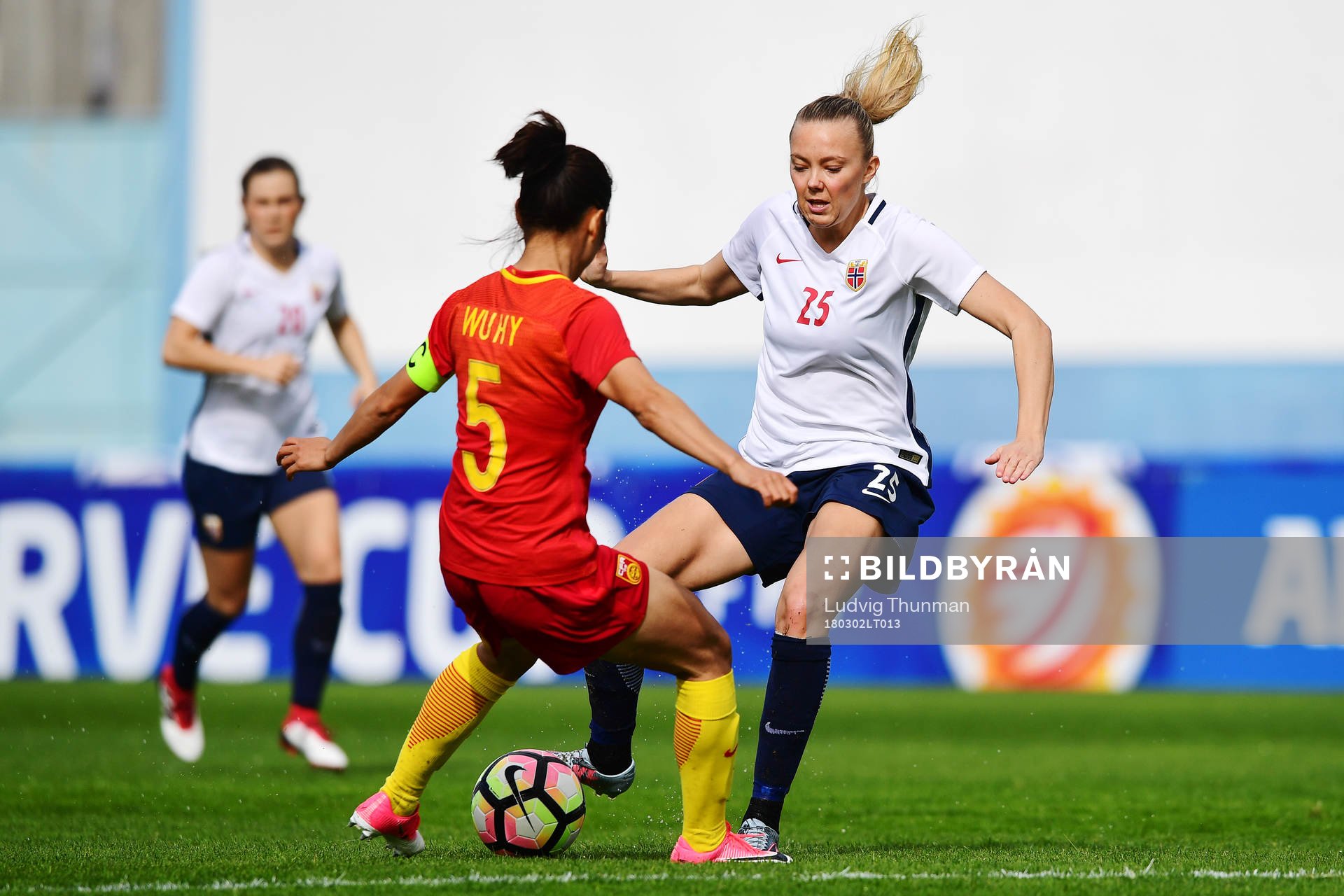 Kinas Wu Haiyan och Norges Synne Sofie Kinden Jensen under fotbollsmatchen i Algarve Cup 2018 mellan Kina och Norge den 2 mars 2018 i VRS António Sports Complex.