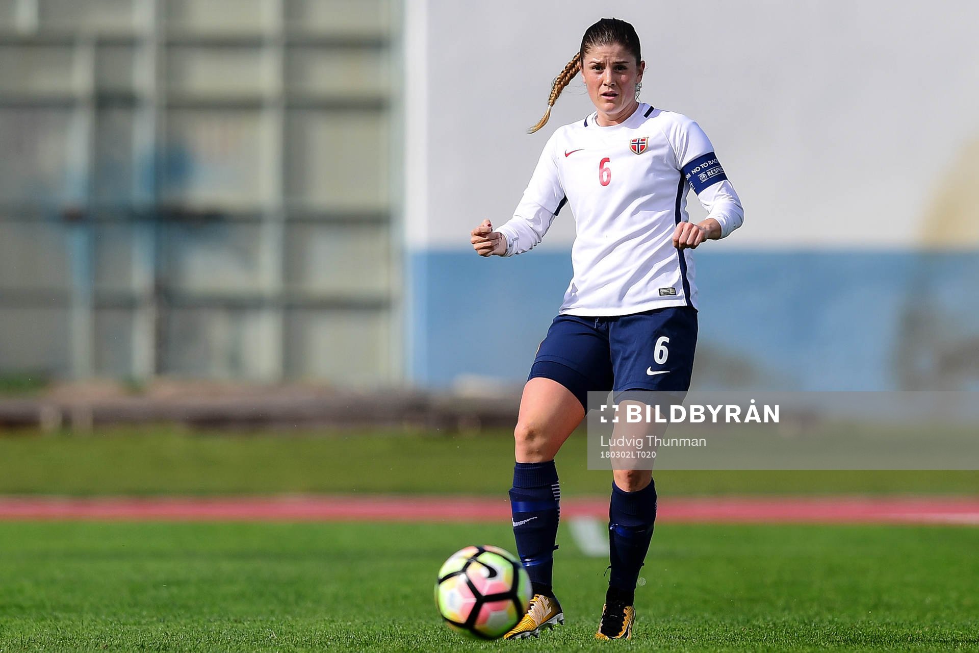 Norges Maren Nævdal Mjelde passar bollen under fotbollsmatchen i Algarve Cup 2018 mellan Kina och Norge den 2 mars 2018 i VRS António Sports Complex.