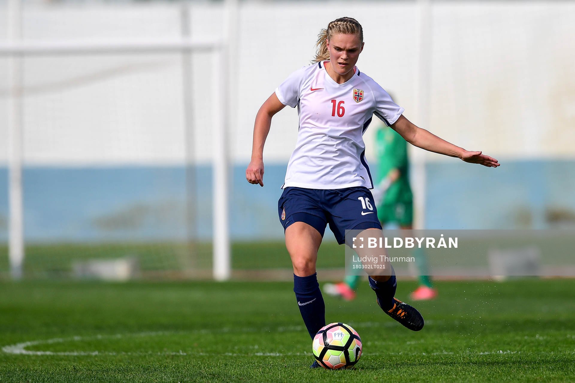 Norges Kristine Leine med bollen