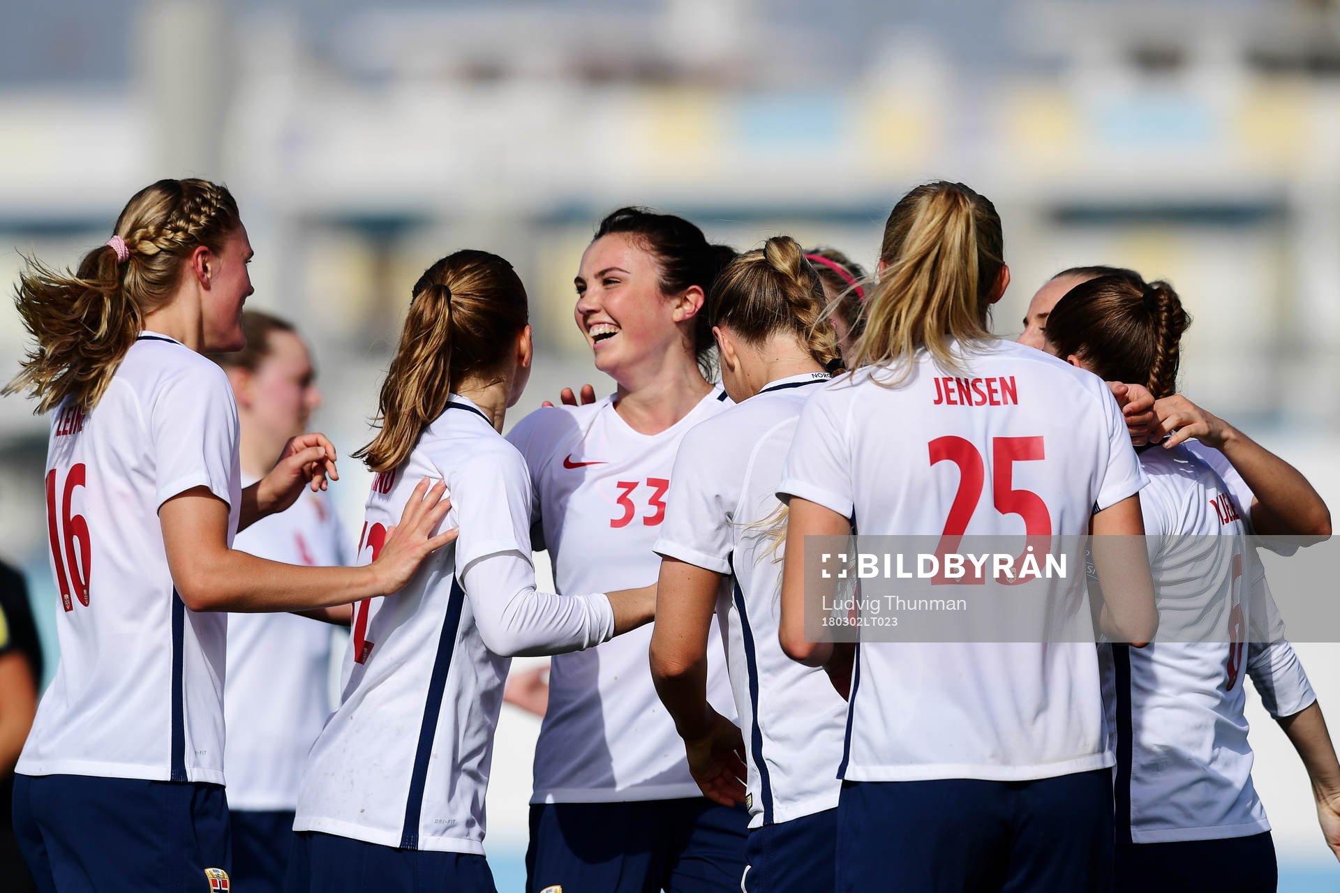 Norges Ingrid Syrstad Engen jublar med lagkamrater