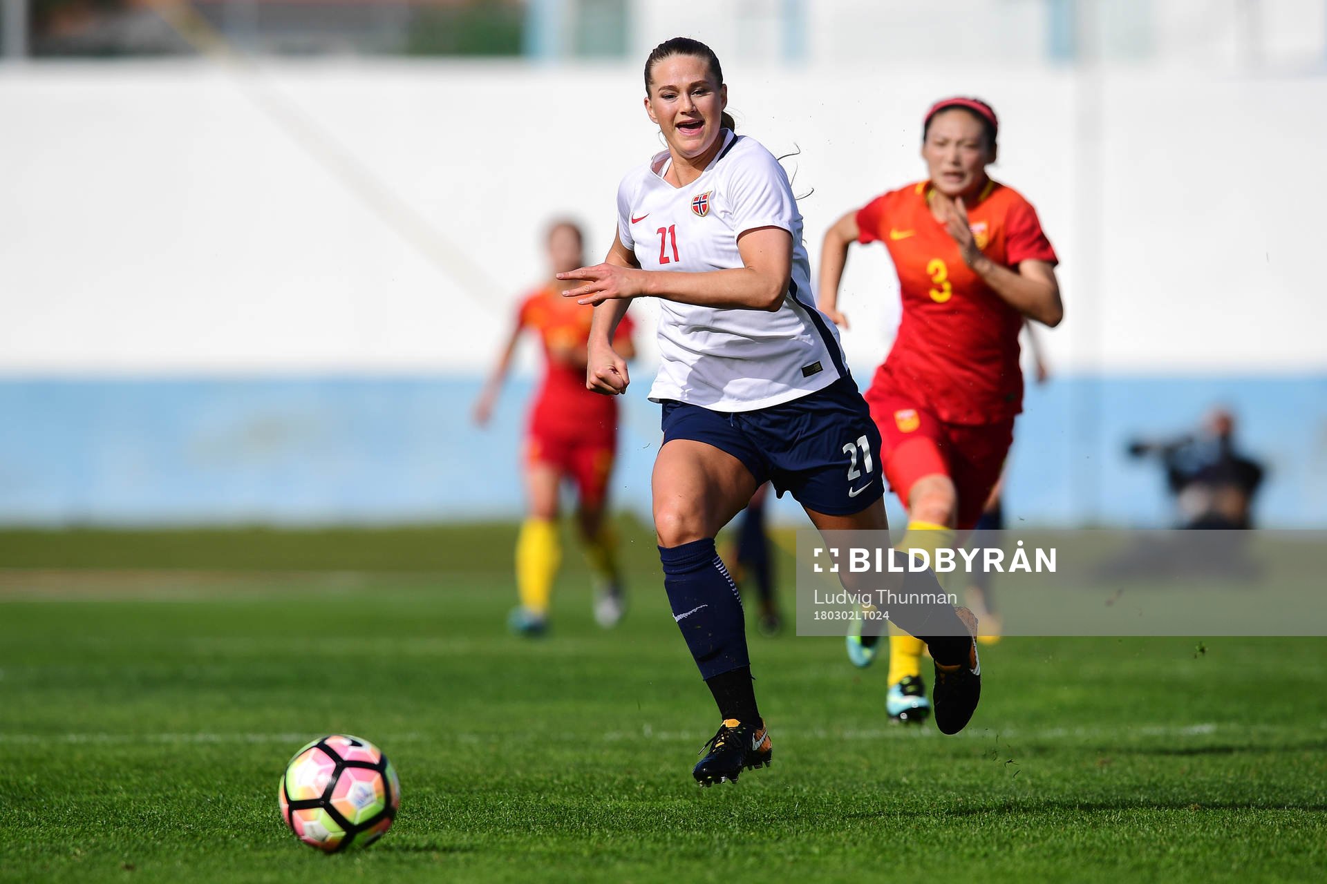 Norges Lisa-Marie Karlseng Utland driver bollen
