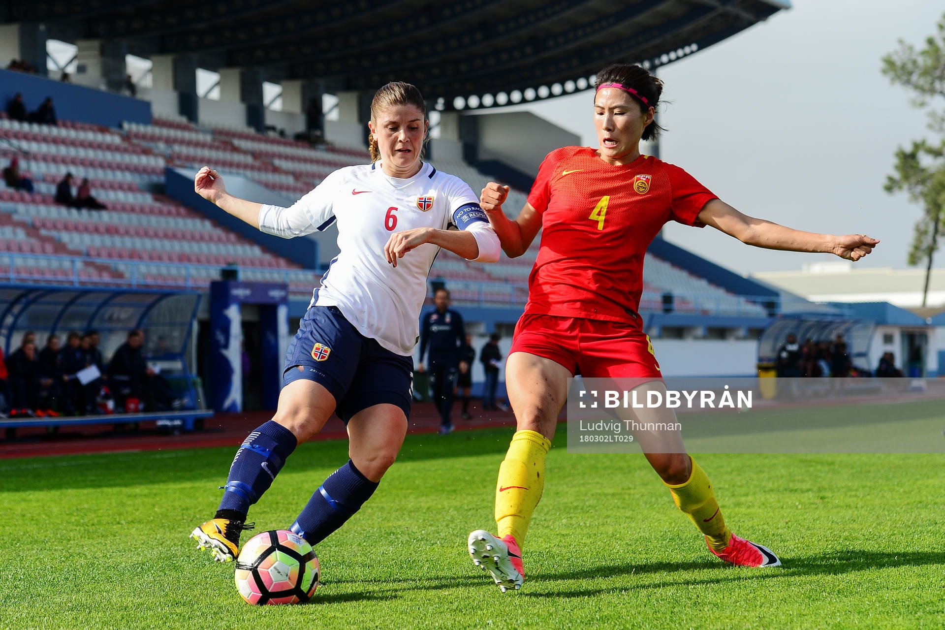 Norges Maren Nævdal Mjelde och Kinas Xue Jiao i kamp om