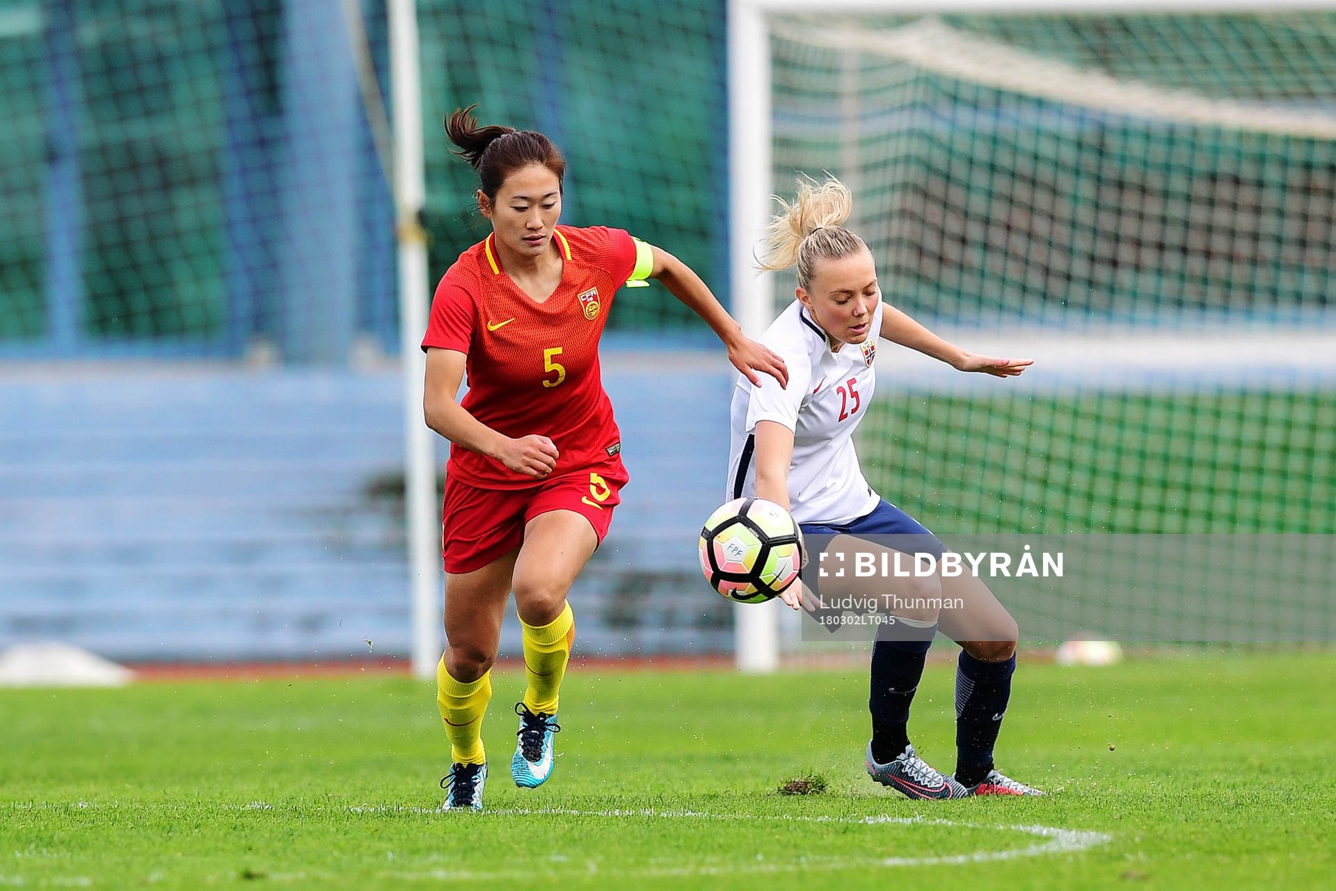 Kinas Wu Haiyan och Norges Synne Sofie Kinden Jensen under fotbollsmatchen i Algarve Cup 2018 mellan Kina och Norge den 2 mars 2018 i VRS António Sports Complex.