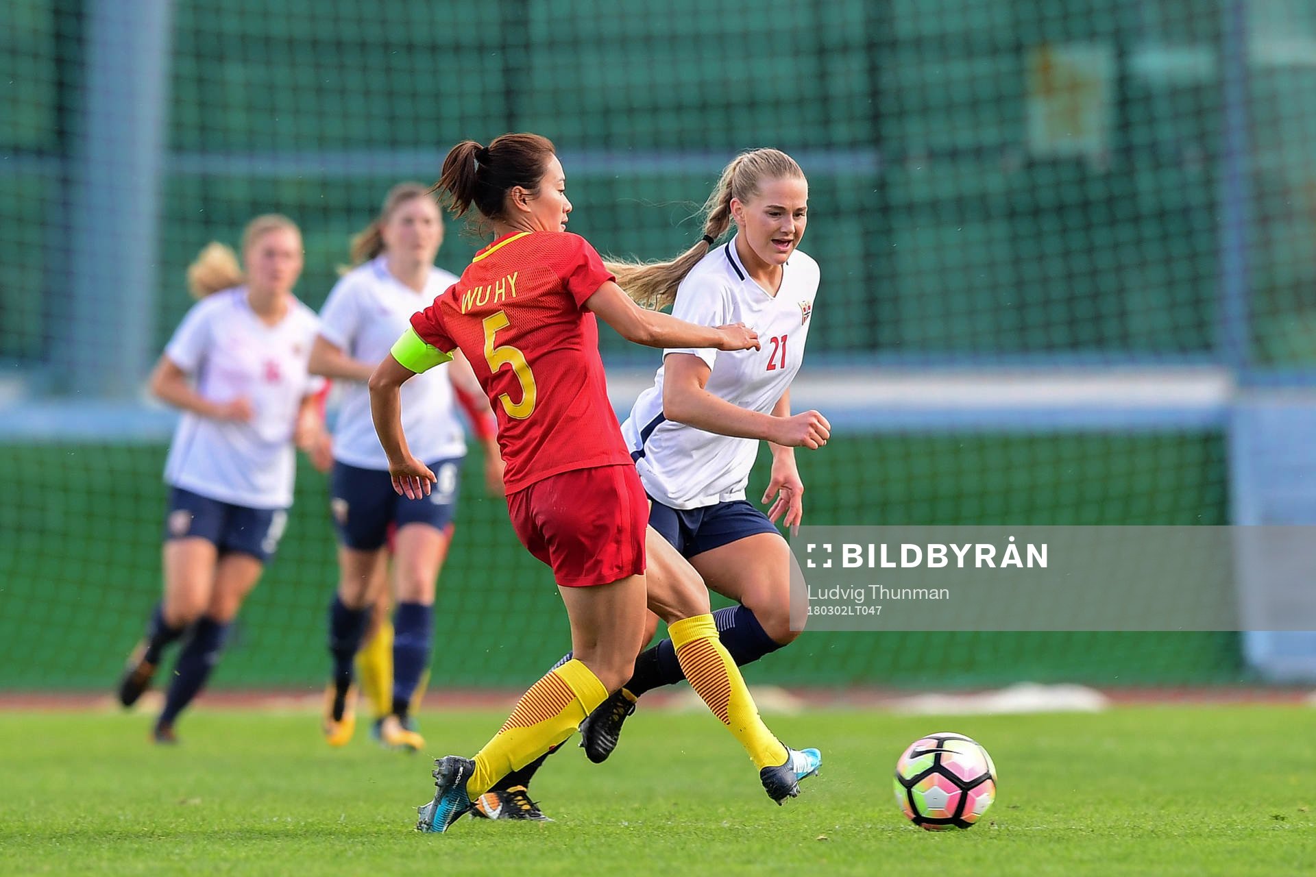Kinas Wu Haiyan och Norges Lisa-Marie Karlseng Utland under fotbollsmatchen i Algarve Cup 2018 mellan Kina och Norge den 2 mars 2018 i VRS António Sports Complex.