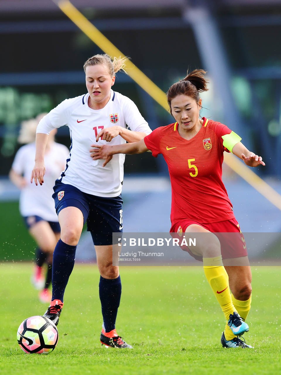 Norges Kristine Minde och Kinas Wu Haiyan under fotbollsmatchen i Algarve Cup 2018 mellan Kina och Norge den 2 mars 2018 i VRS António Sports Complex.