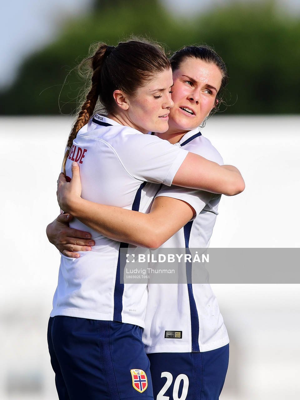 Norges Maren Nævdal Mjelde jublar med Emilie Bosshard Haavi efter att Mjelde gjort 2-0-målet under fotbollsmatchen i Algarve Cup 2018 mellan Kina och Norge den 2 mars 2018 i VRS António Sports Complex.