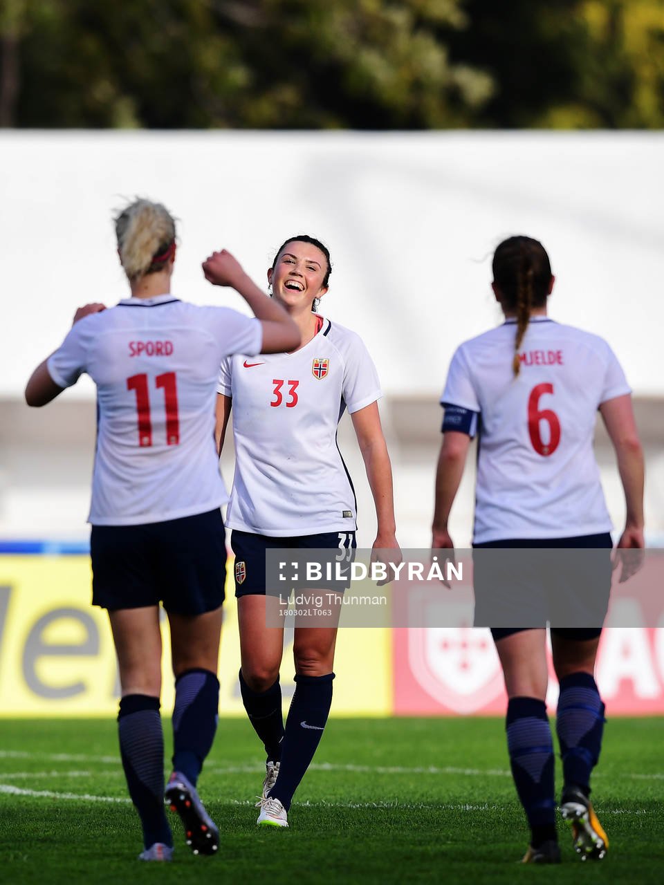 Norges Ingrid Syrstad Engen jublar med lagkamrater
