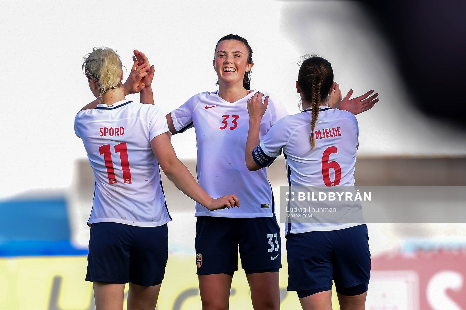 Norges Ingrid Syrstad Engen jublar med lagkamrater