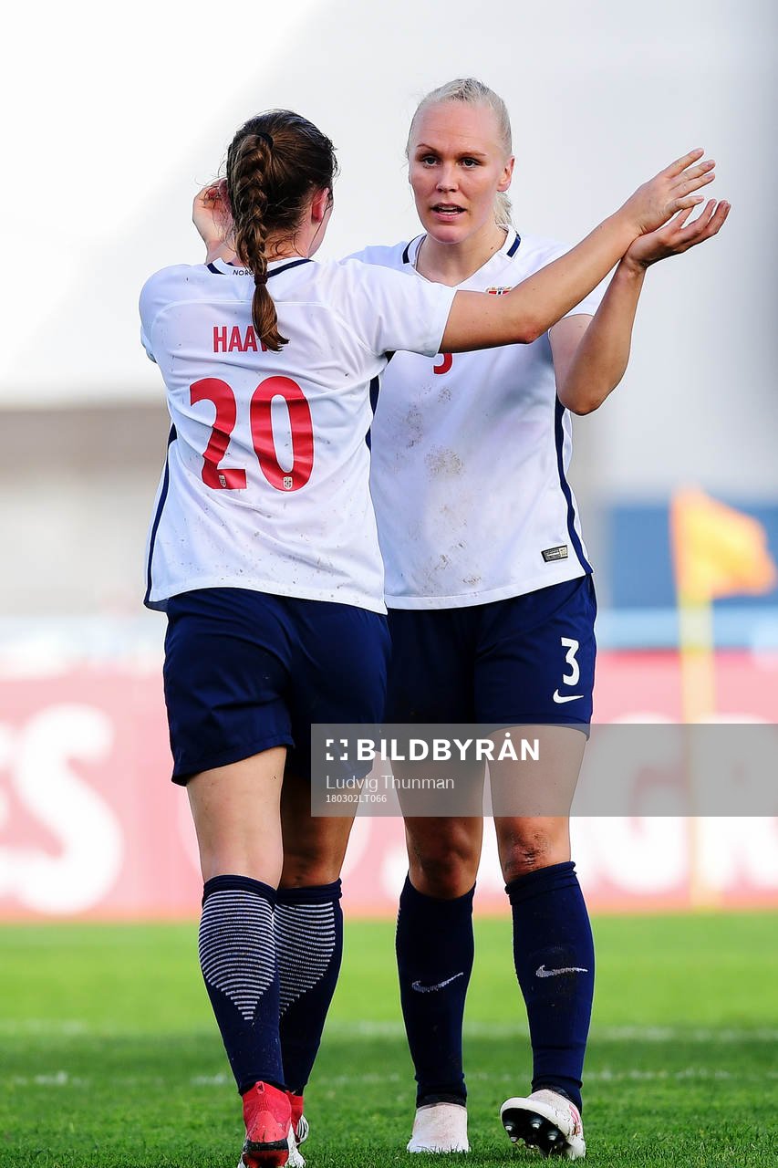 Norges Emilie Bosshard Haavi jublar med Maria Thorisdottir