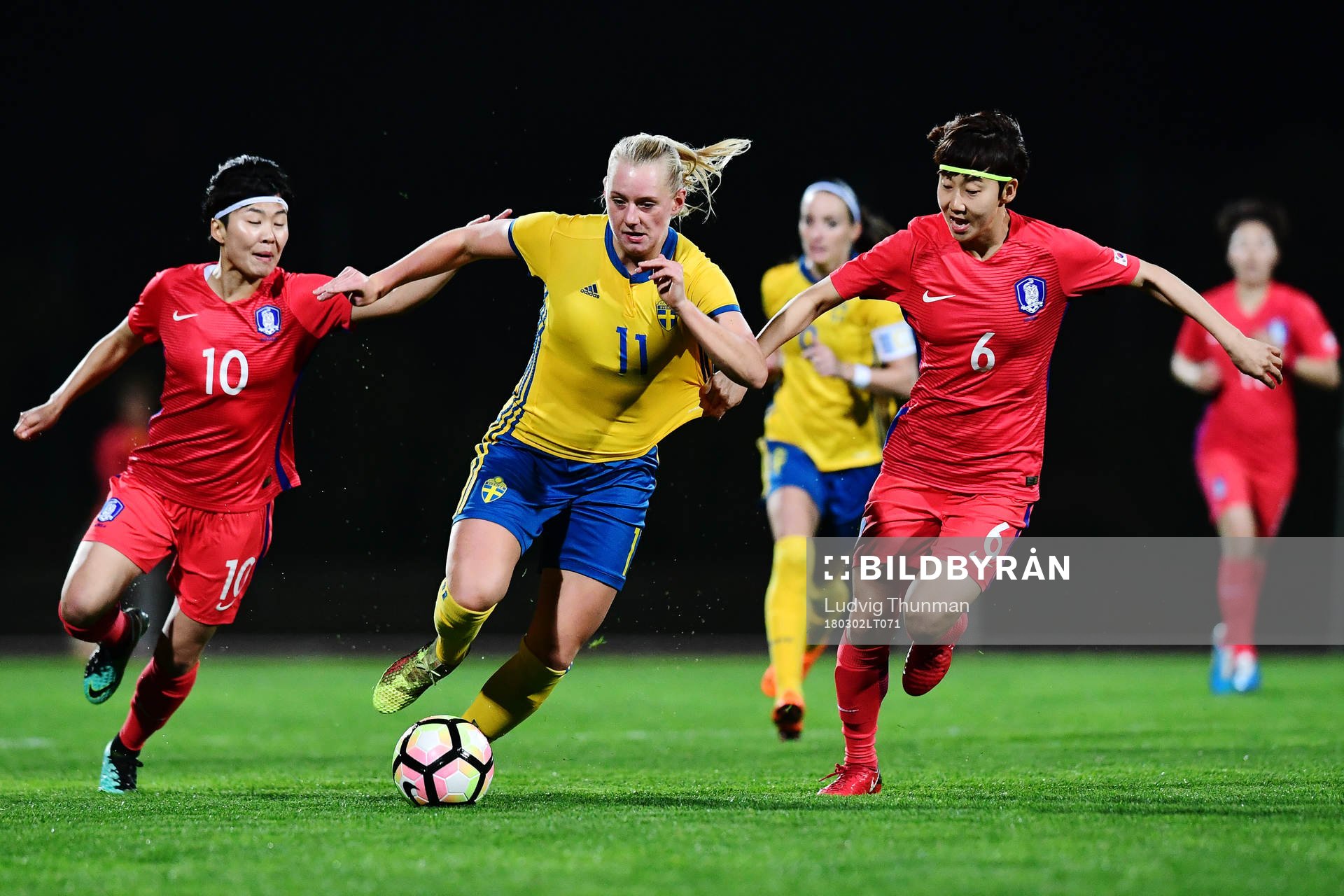 Sydkoreas Ji Soyun och Lim Seonjoo jagar Sveriges Stina Blackstenius under fotbollsmatchen i Algarve Cup 2018 mellan Sverige och Sydkorea den 2 mars 2018 i Parchal.