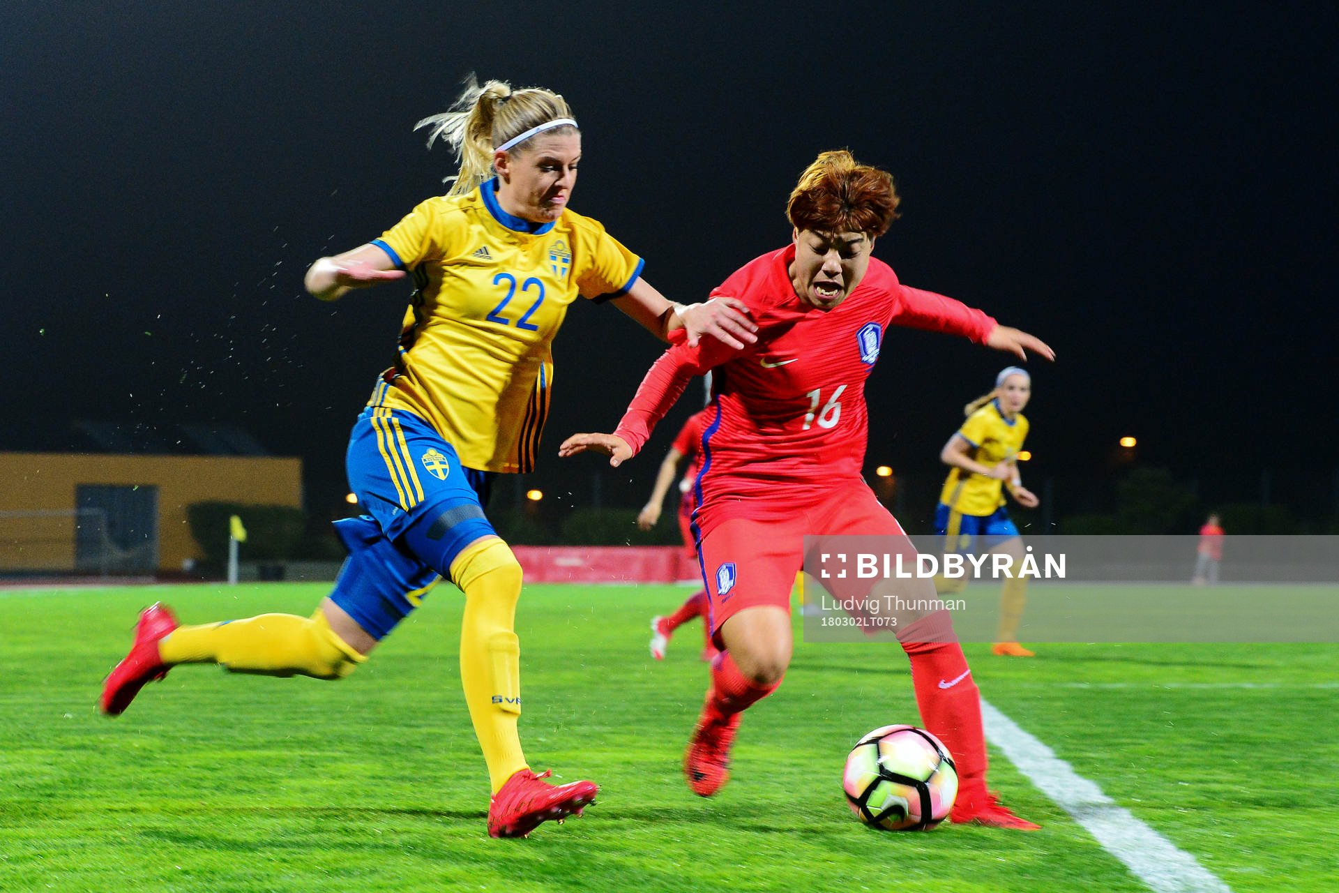 Sveriges Olivia Schough och Sydkoreas Han Chaerin i kamp om bollen under fotbollsmatchen i Algarve Cup 2018 mellan Sverige och Sydkorea den 2 mars 2018 i Parchal.