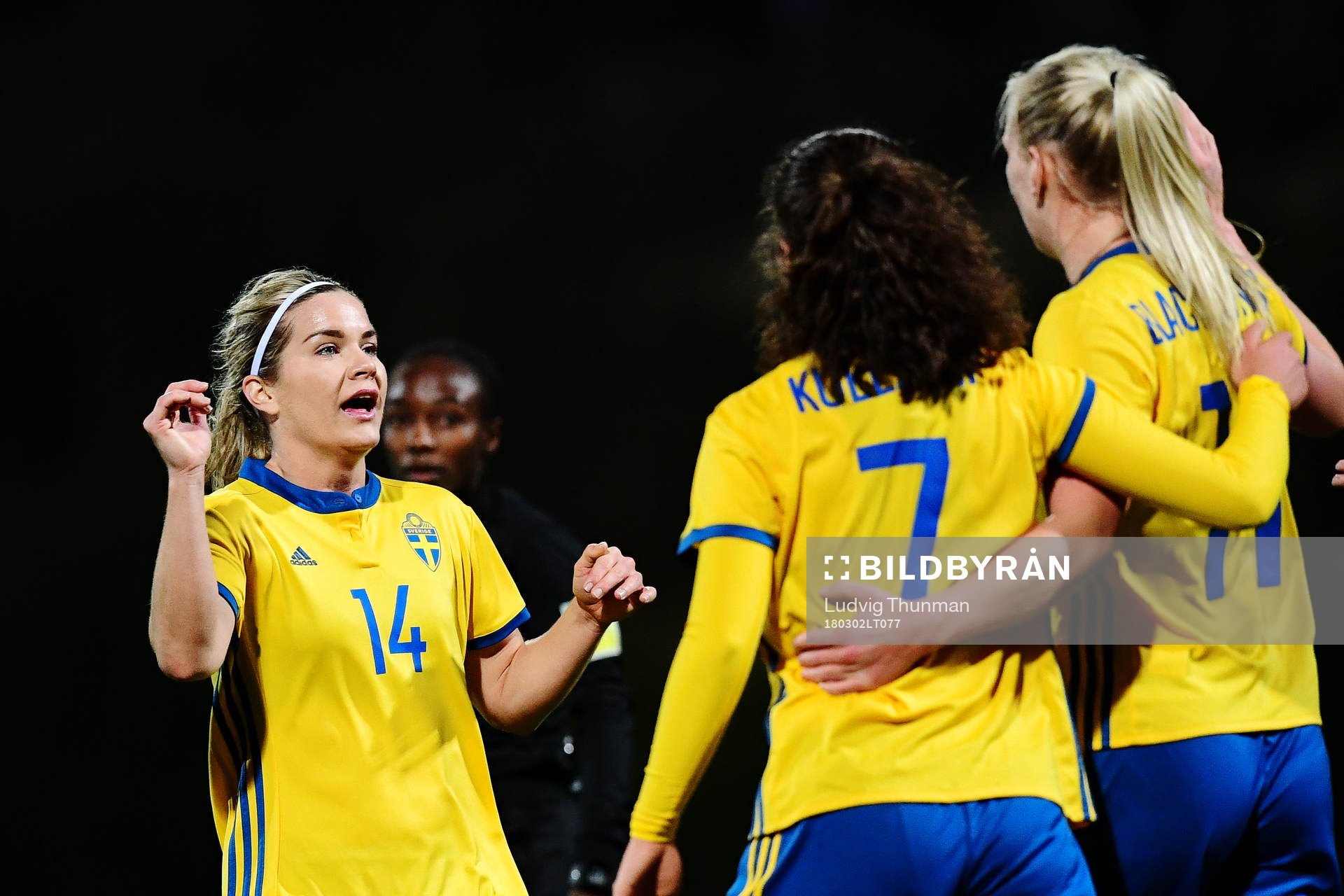 Sveriges Hanna Folkesson jublar med Loreta Kullashi och