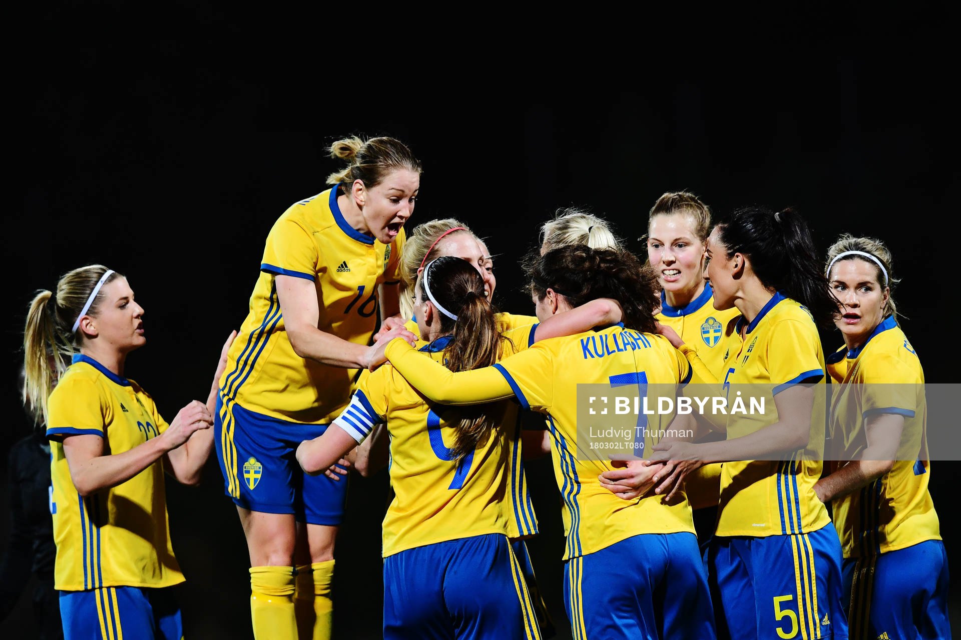 Sveriges Mia Carlsson och Stina Blackstenius jublar med