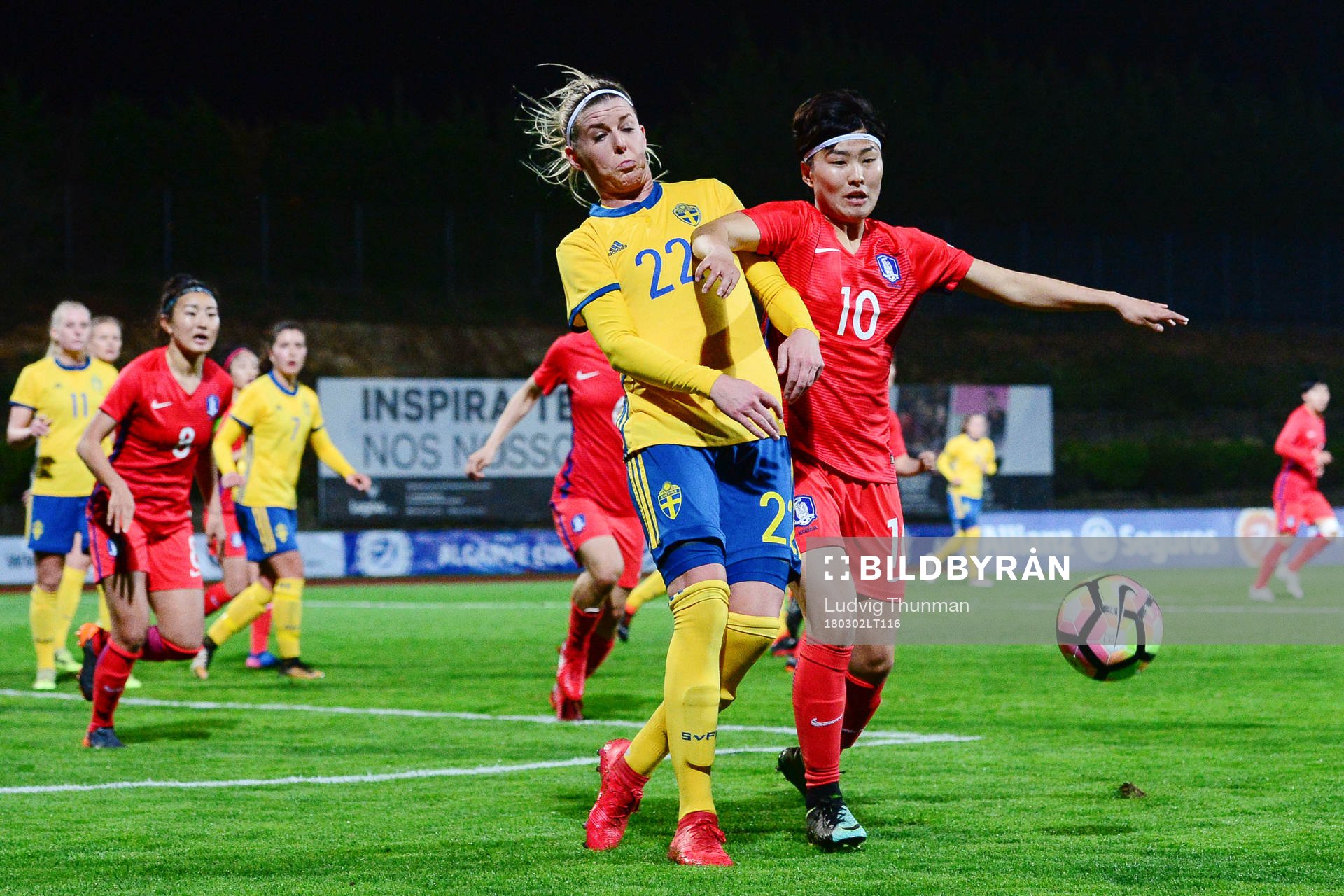 Sveriges Olivia Schough i kamp om bollen med Sydkoreas Ji Soyun under fotbollsmatchen i Algarve Cup 2018 mellan Sverige och Sydkorea den 2 mars 2018 i Parchal.