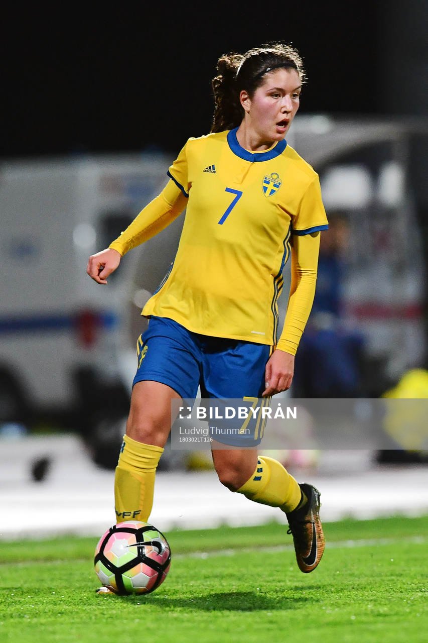 Sveriges Loreta Kullashi med bollen