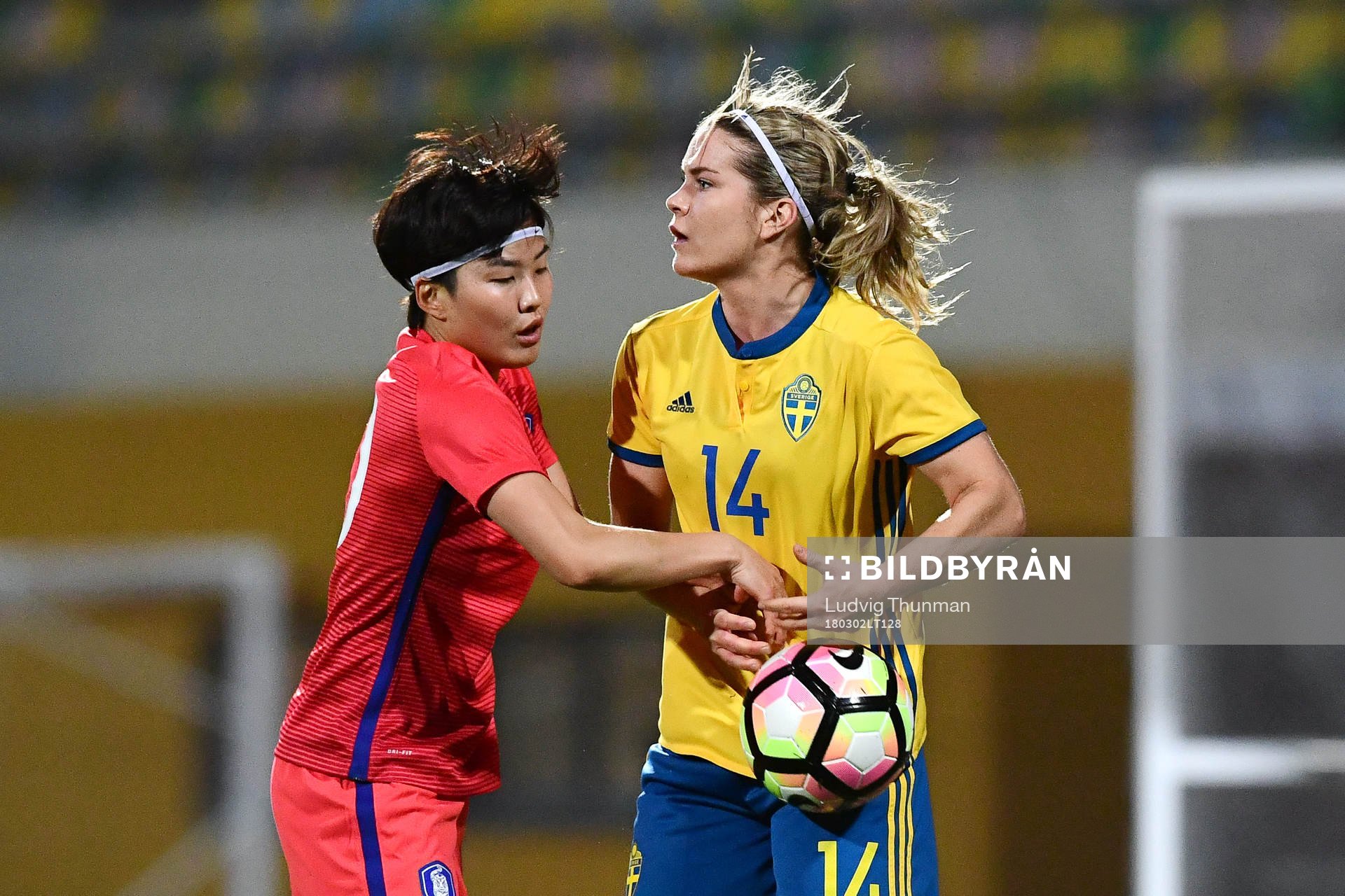 Sydkoreas Ji Soyun slår bollen ur händerna på Sveriges Hanna Folkesson under fotbollsmatchen i Algarve Cup 2018 mellan Sverige och Sydkorea den 2 mars 2018 i Parchal.