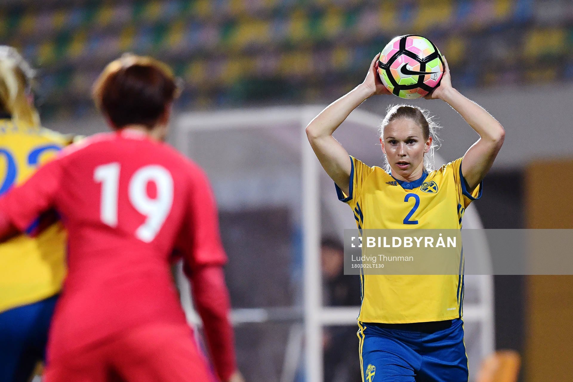 Sveriges Jonna Andersson kastar inkast
