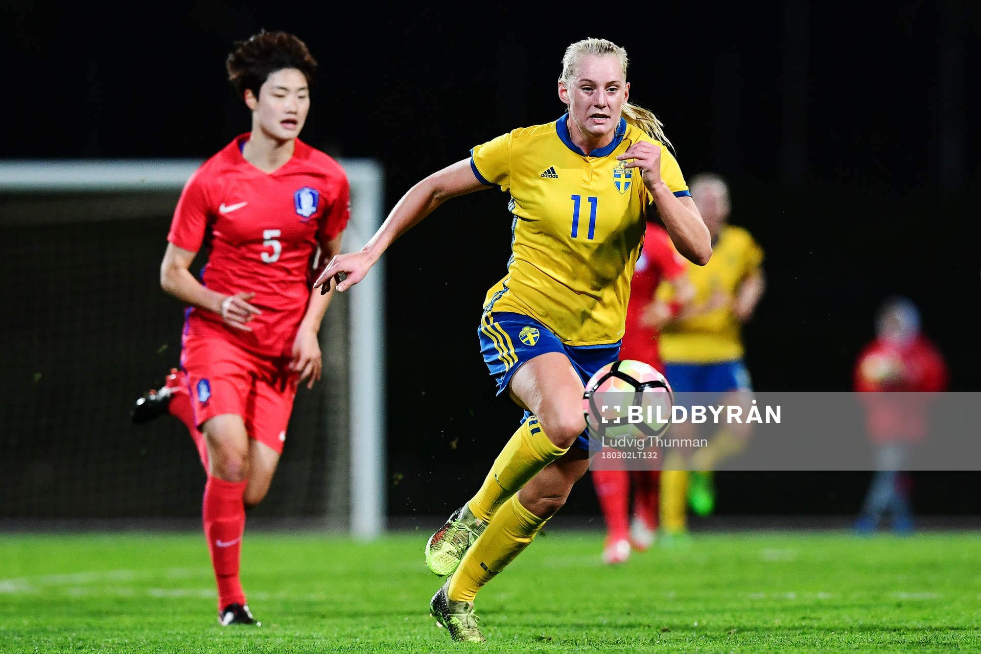 Sveriges Stina Blackstenius driver bollen