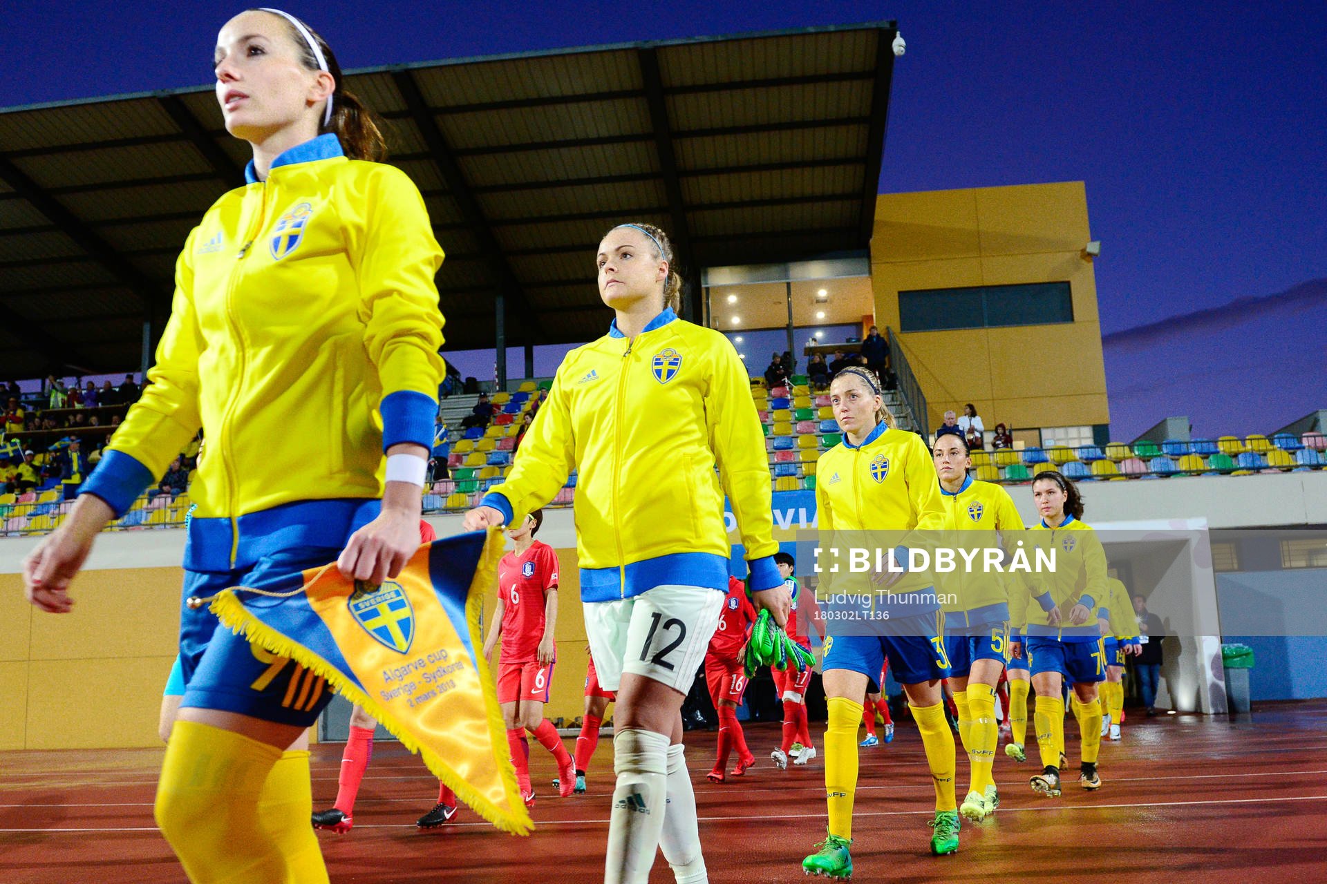 Sveriges Kosovare Asllani, målvakt Hilda Carlén, Linda