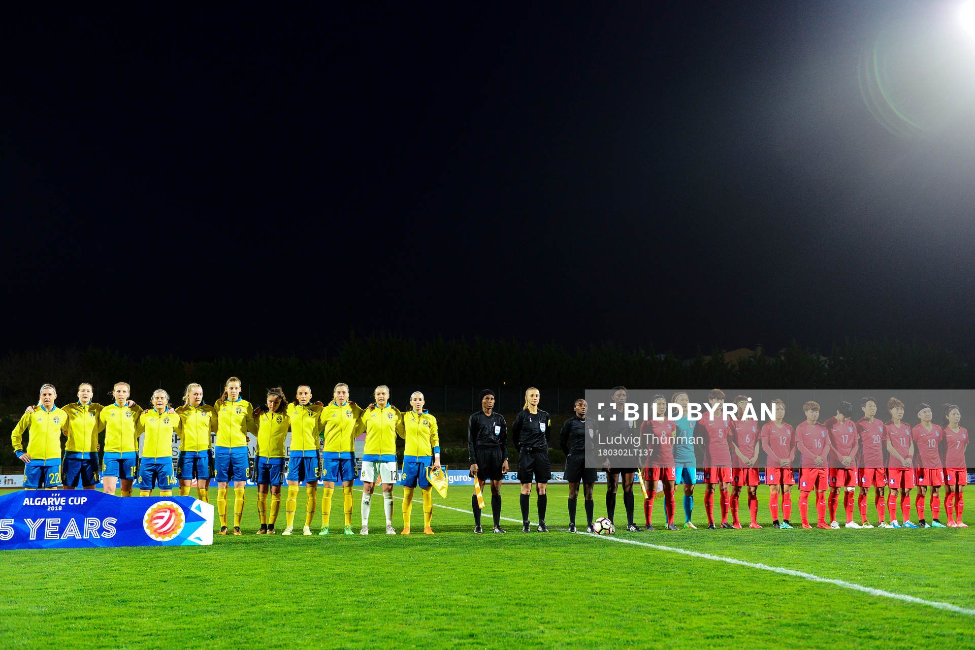 Sveriges och Sydkoreas spelare uppställda