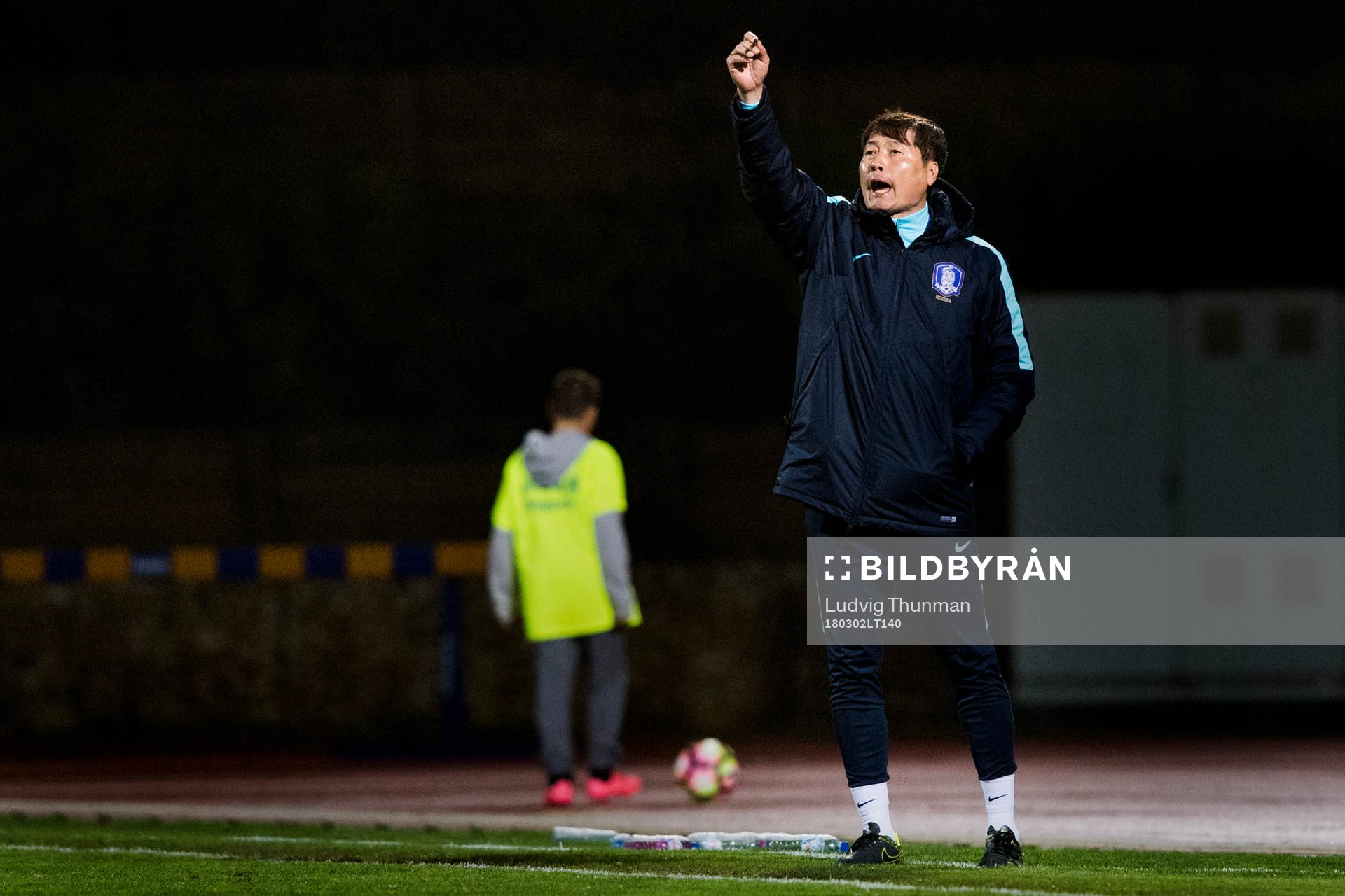 Sydkoreas förbundskapten Yoon Dukyeo under fotbollsmatchen i Algarve Cup 2018 mellan Sverige och Sydkorea den 2 mars 2018 i Parchal.