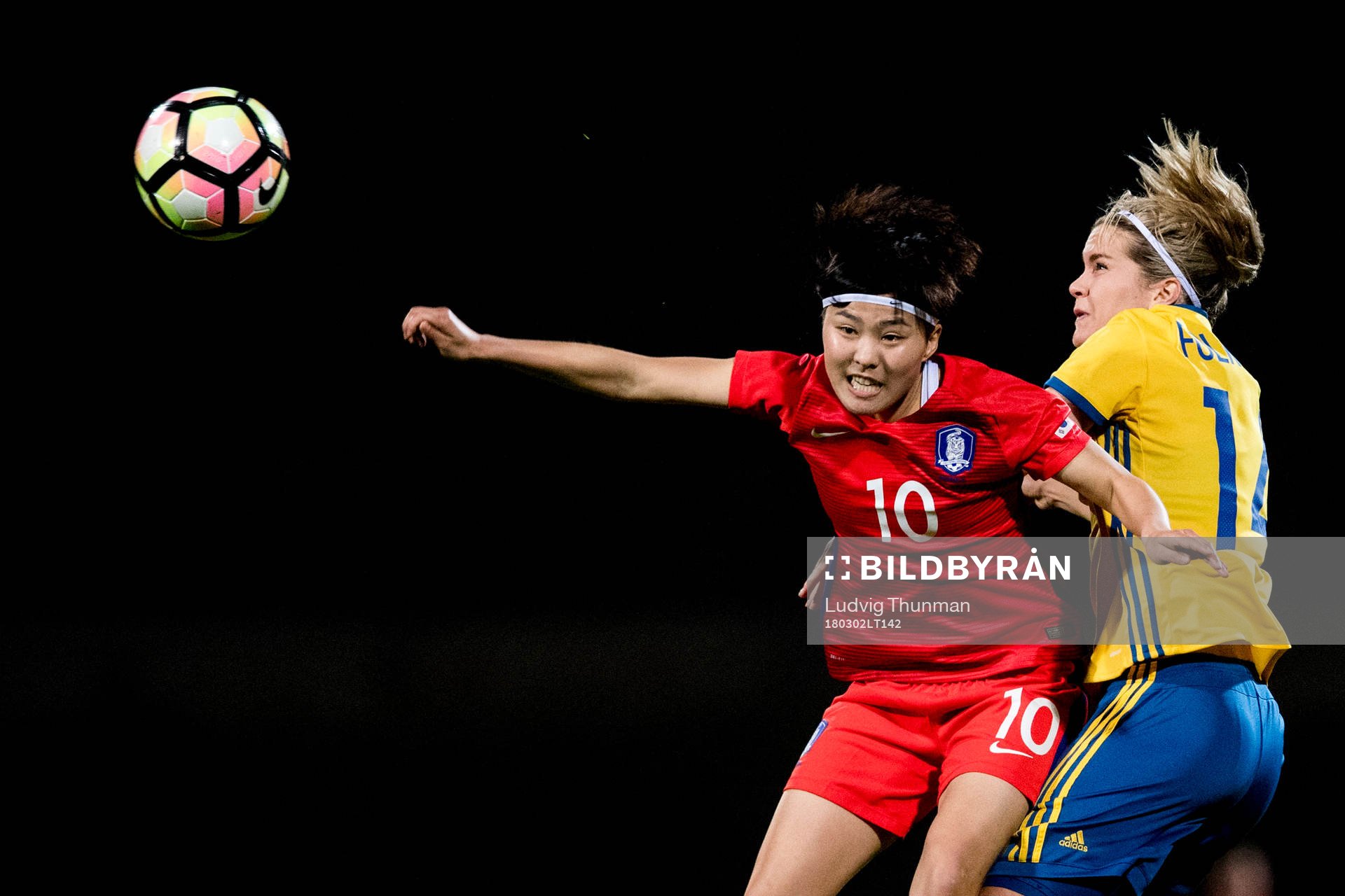 Sveriges Hanna Folkesson i kamp om bollen med Sydkoreas Ji