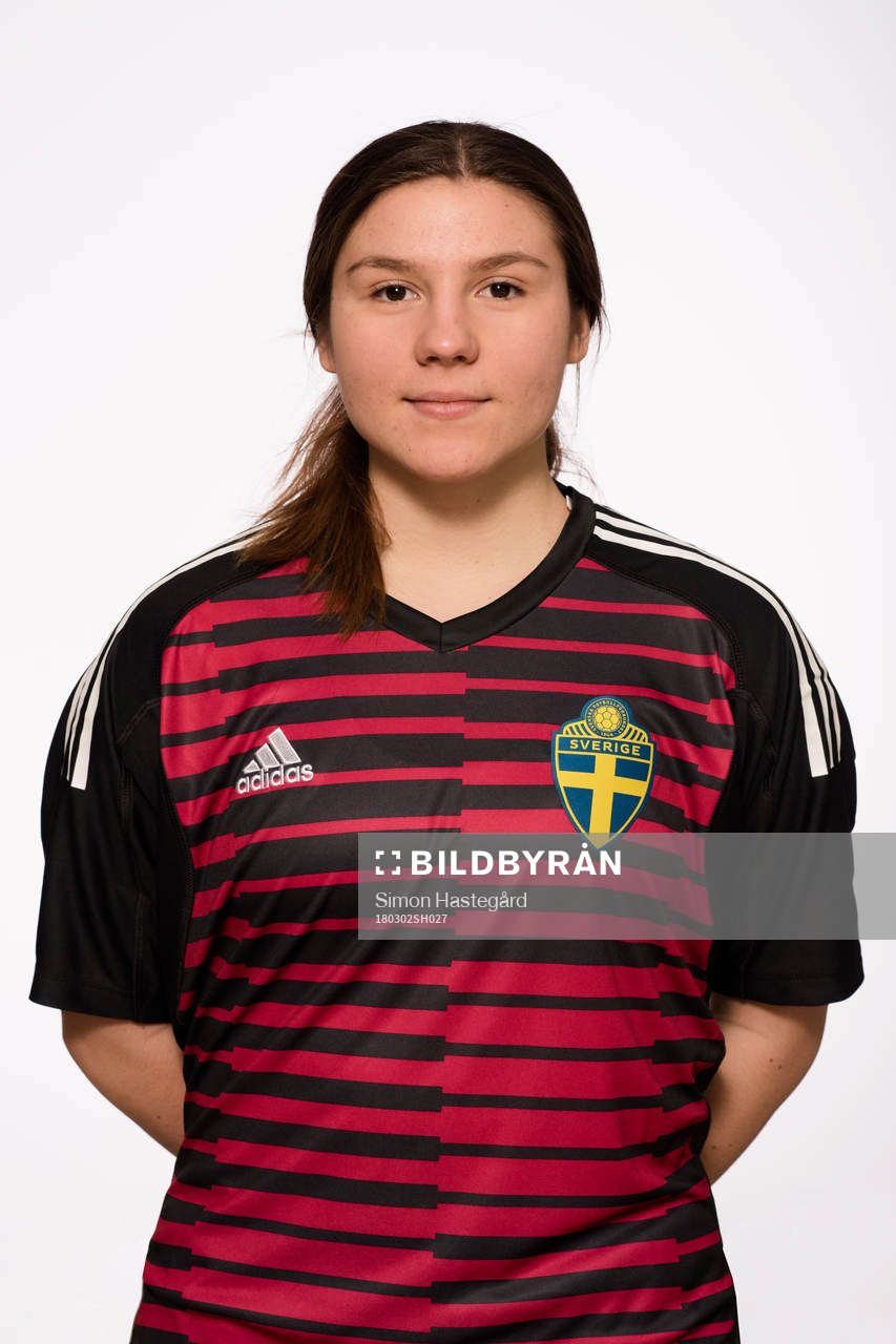 luiza Glos målvakt i F16-landslaget