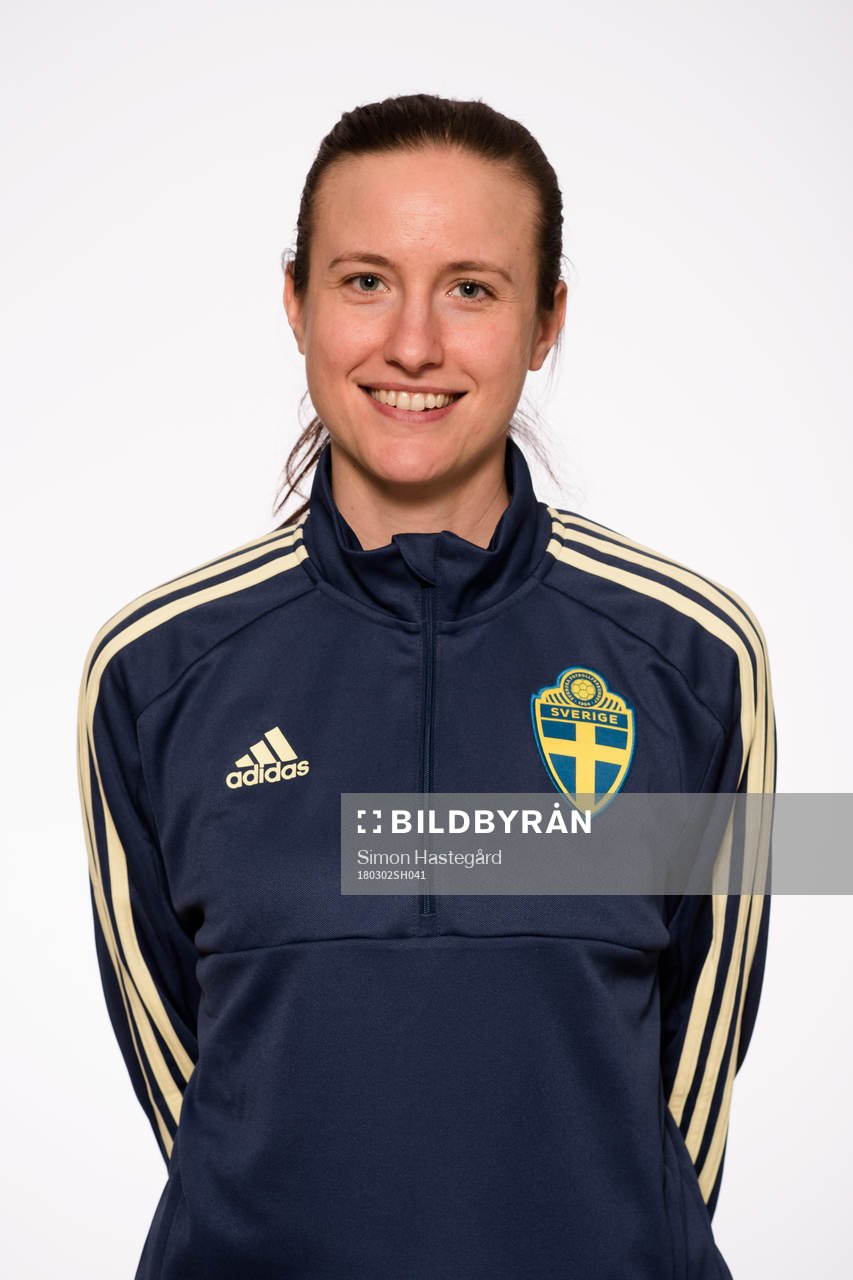 Lisa Alm, Leg. Fysioterapeut i F16-landslaget poserar för porträtt  den 2 mars 2018 i Stockholm.