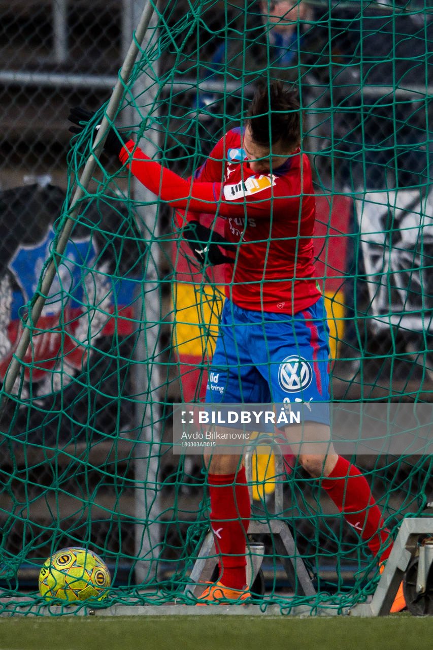 Helsingborgs Alex Timossi hämtar boll