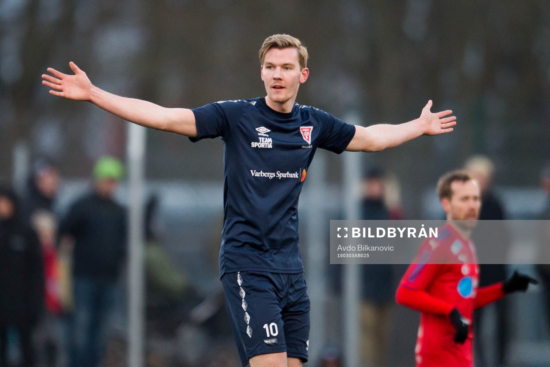 Tvååker Jonathan Eriksson agerar