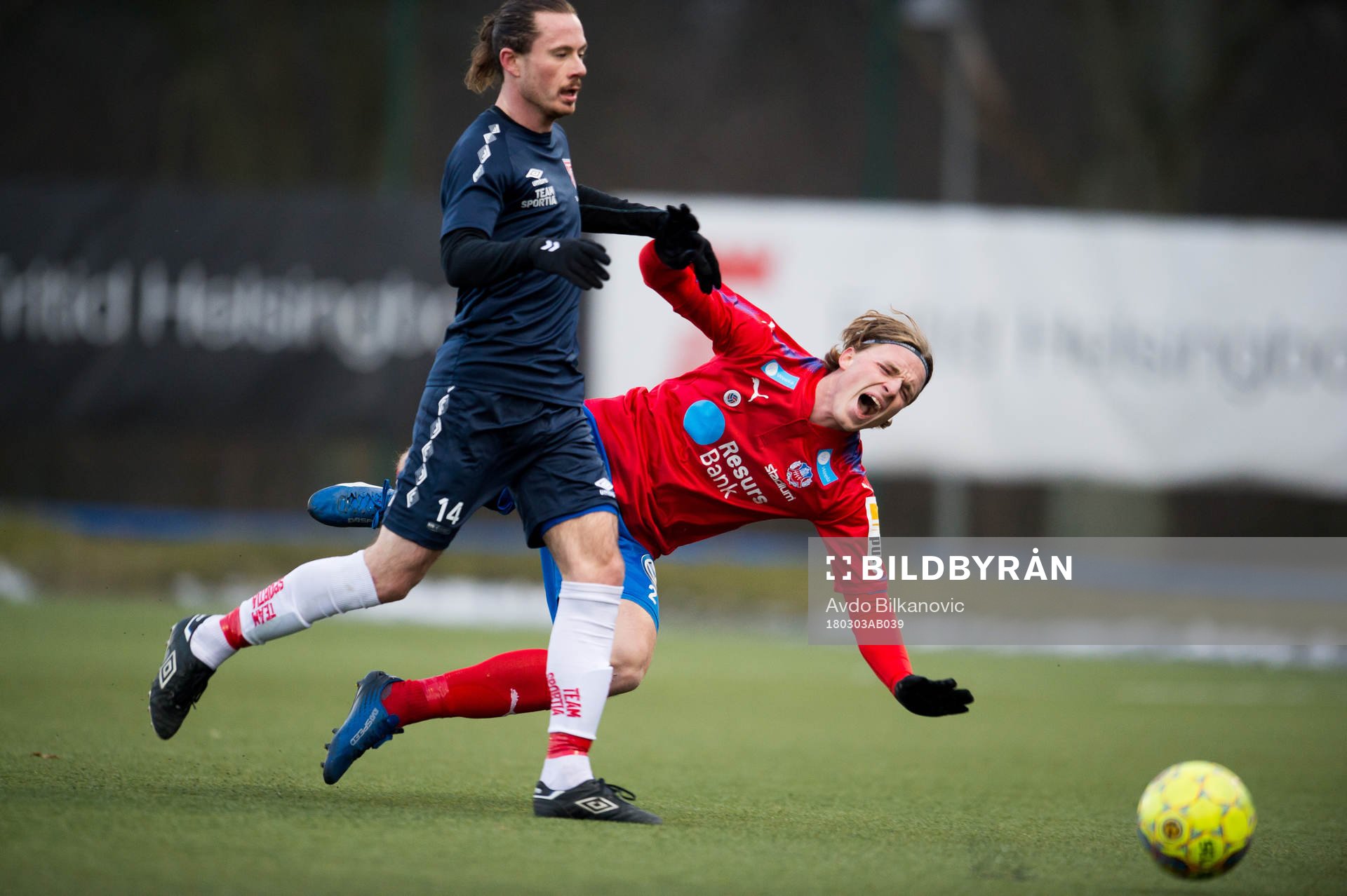 Helsingborgs Carl Johansson fälls av Tvååkers Rasmus