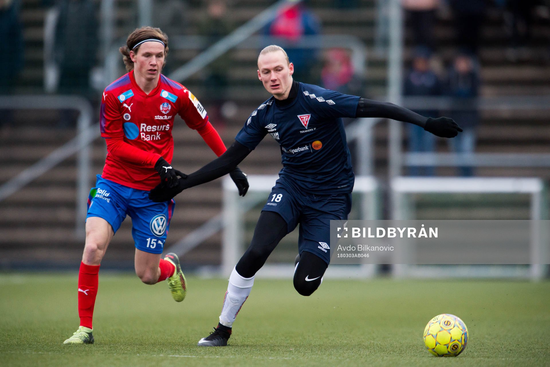 Helsingborgs Max Svensson jagar Tvååkers Alexander