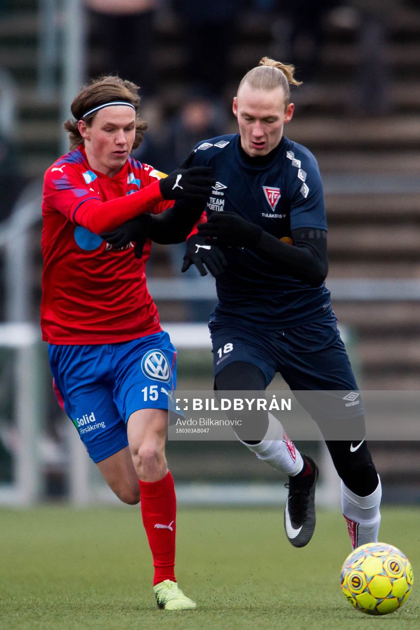 Helsingborgs Max Svensson jagar Tvååkers Alexander