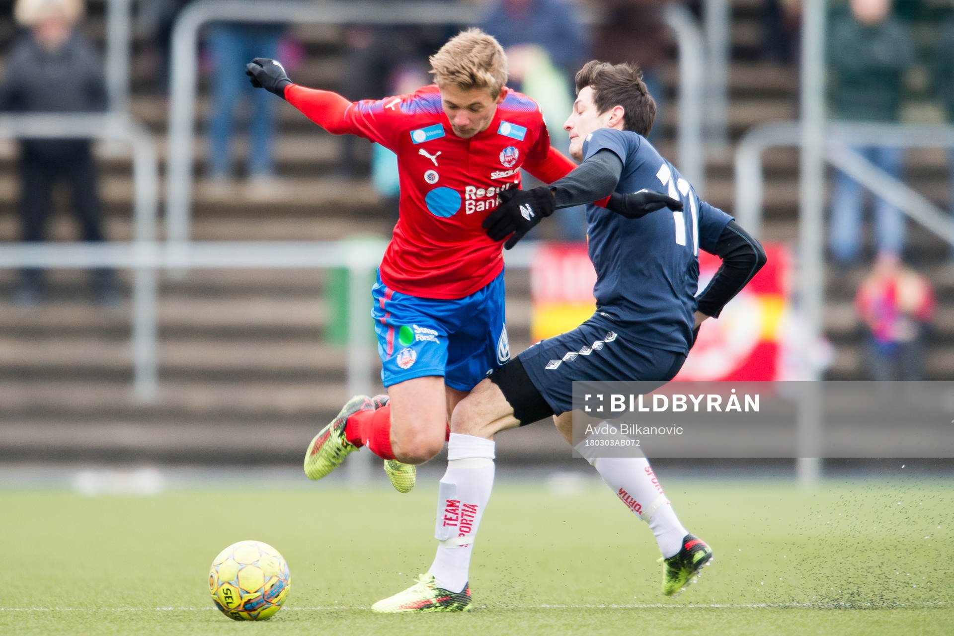 Helsingborgs Carl Thulin och Tvååkers Oliver Nedanovski under fotbollsmatchen i Svenska Cupen mellan Helsingborg och Tvååker den 3 mars 2018 i Helsingborg.