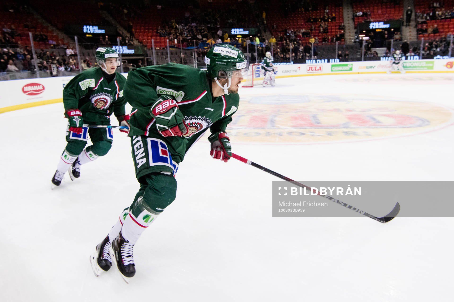 Frölundas Sebastian Stålberg värmer innan