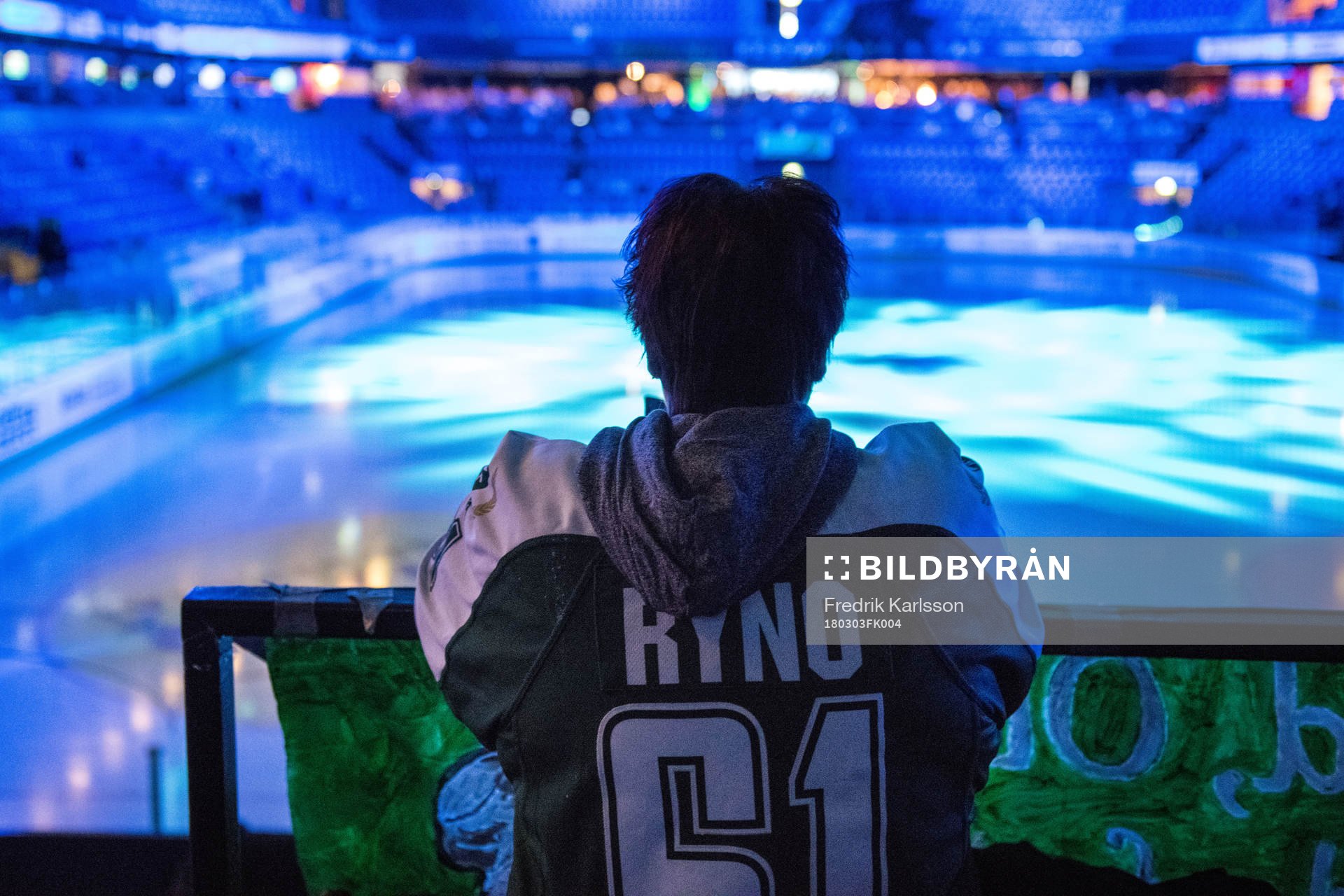 En Färjestads supporter med Johan Ryno tröja väntar på