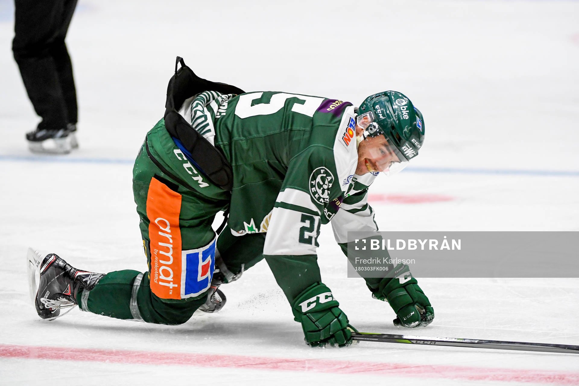 Färjestads Martin Johansson kryper till båset med en