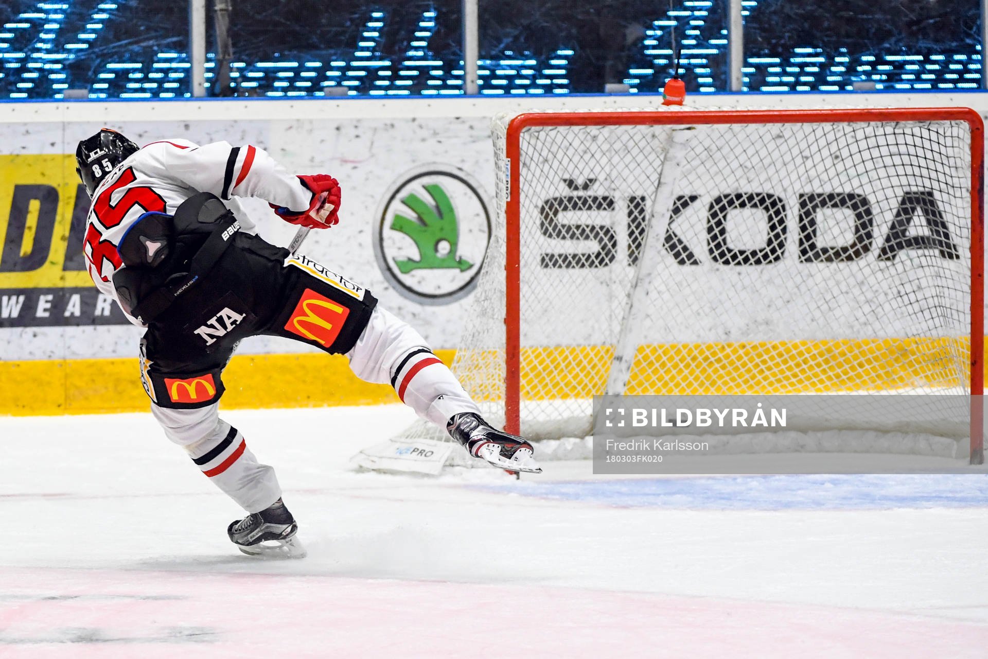 Örebros Kalle Olsson gör 1-3 i tom bur