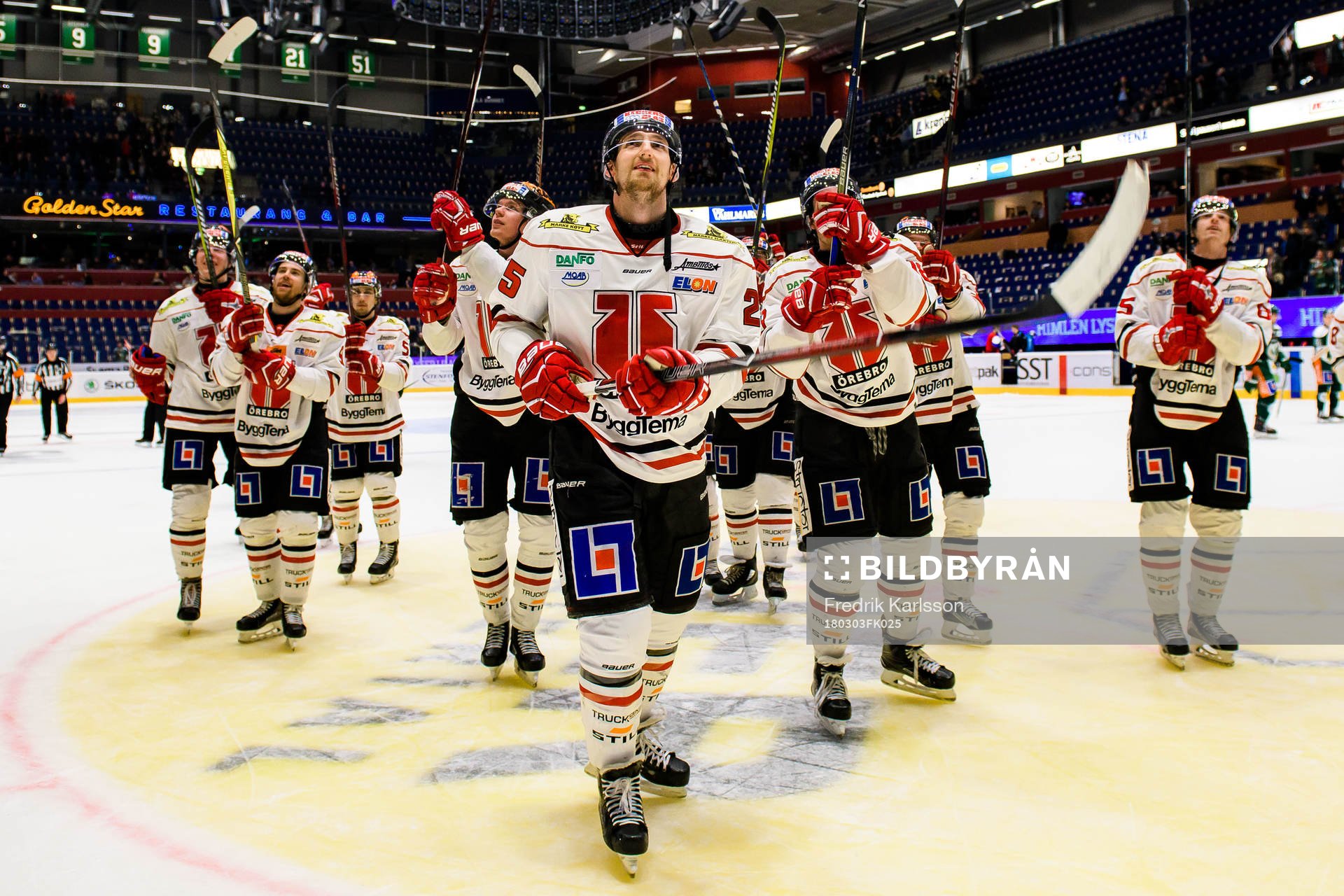 Örebros Anton Hedman jublar och tackar publiken med