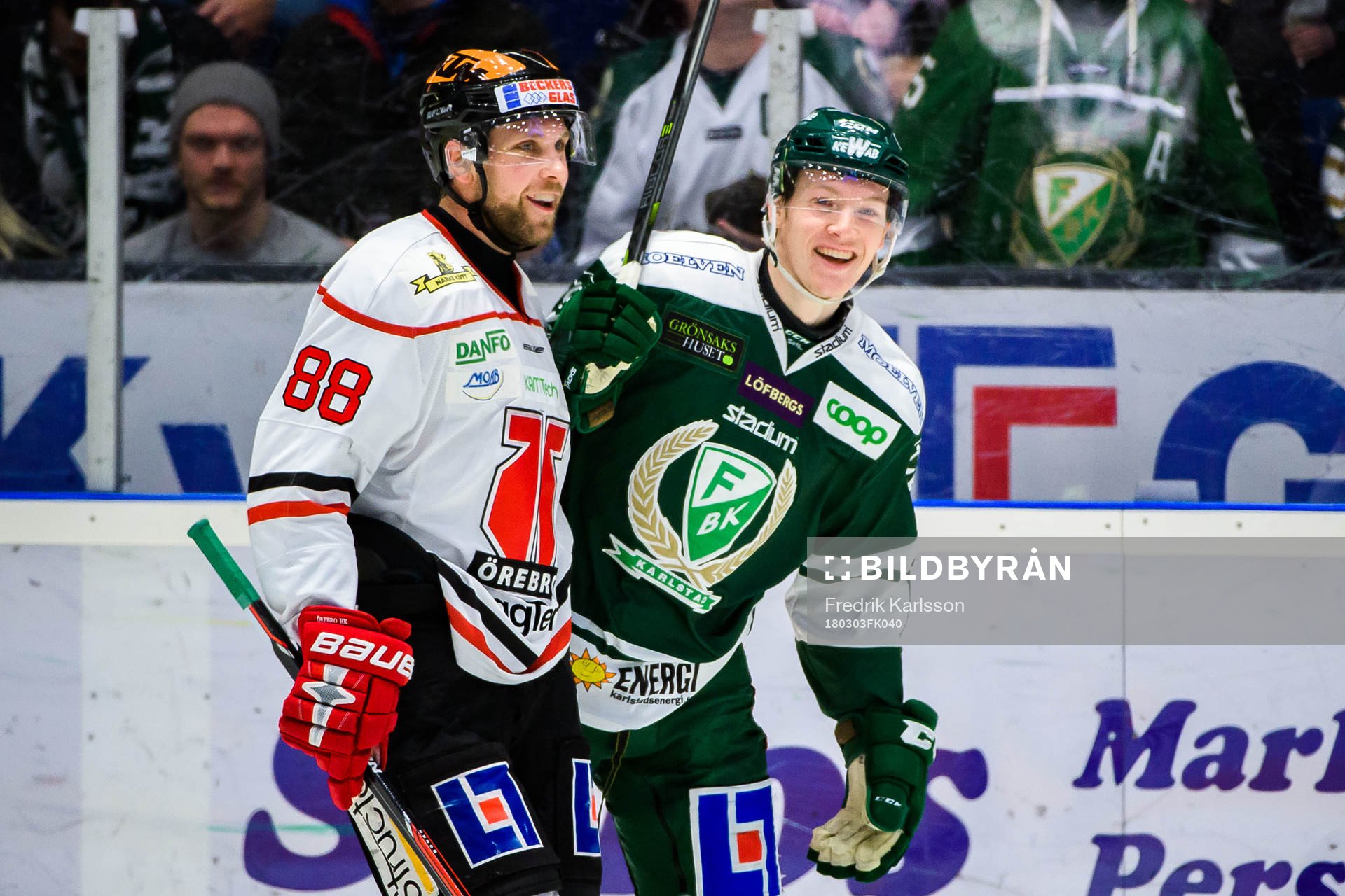 Örebros Viktor Ekbom och Färjestads Gustav Rydahl pratar