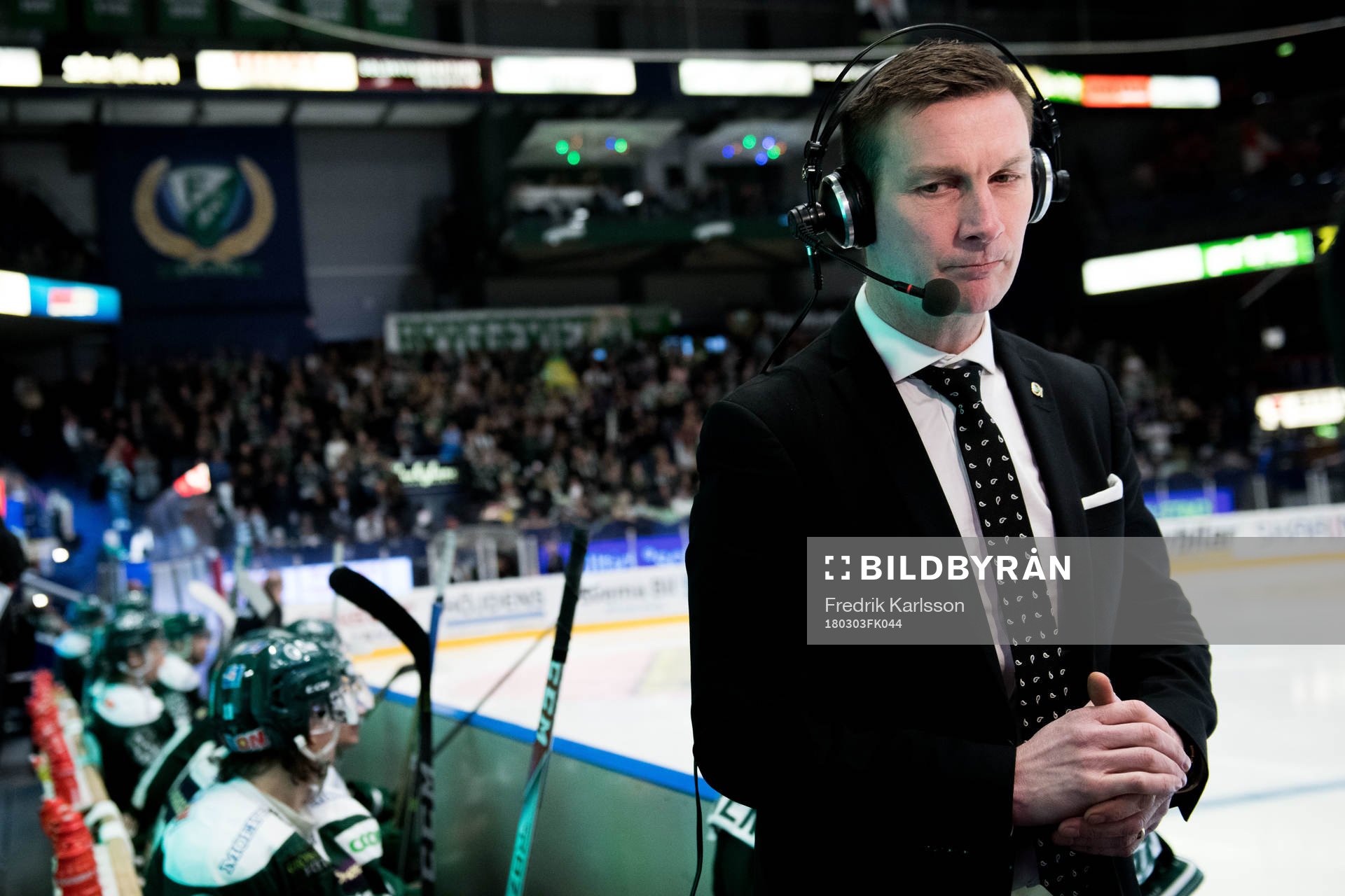 Färjestads tränare Johan Pennerborn blir intervjuad av c