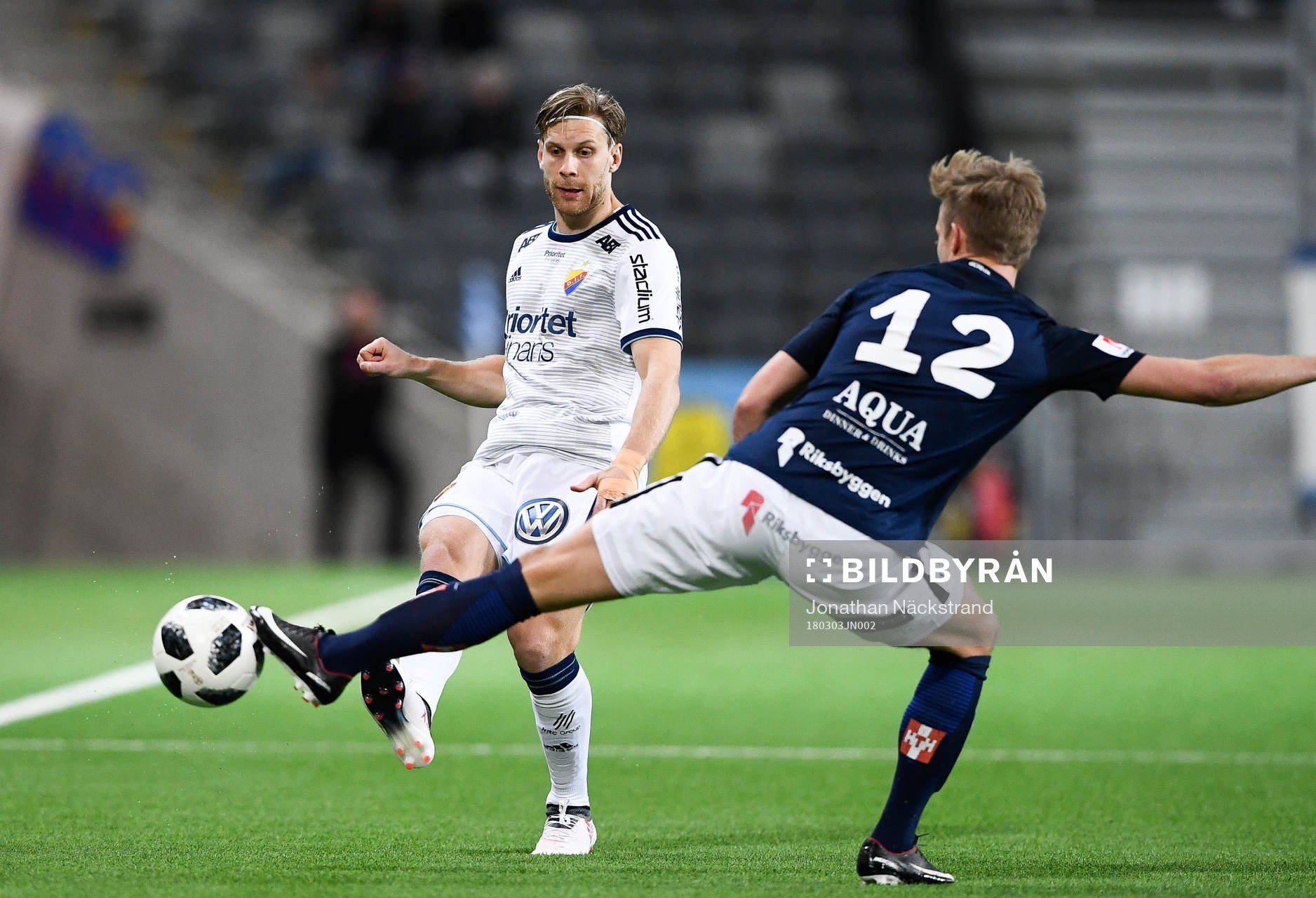 Djurgårdens Niklas Gunnarson i kamp om bollen med Jönköpings södras Jesper Svensson i fotbollsmatchen mellan Djurgården och Jönköpings Södra i svenska cupen den 3 mars 2018 i Stockholm.