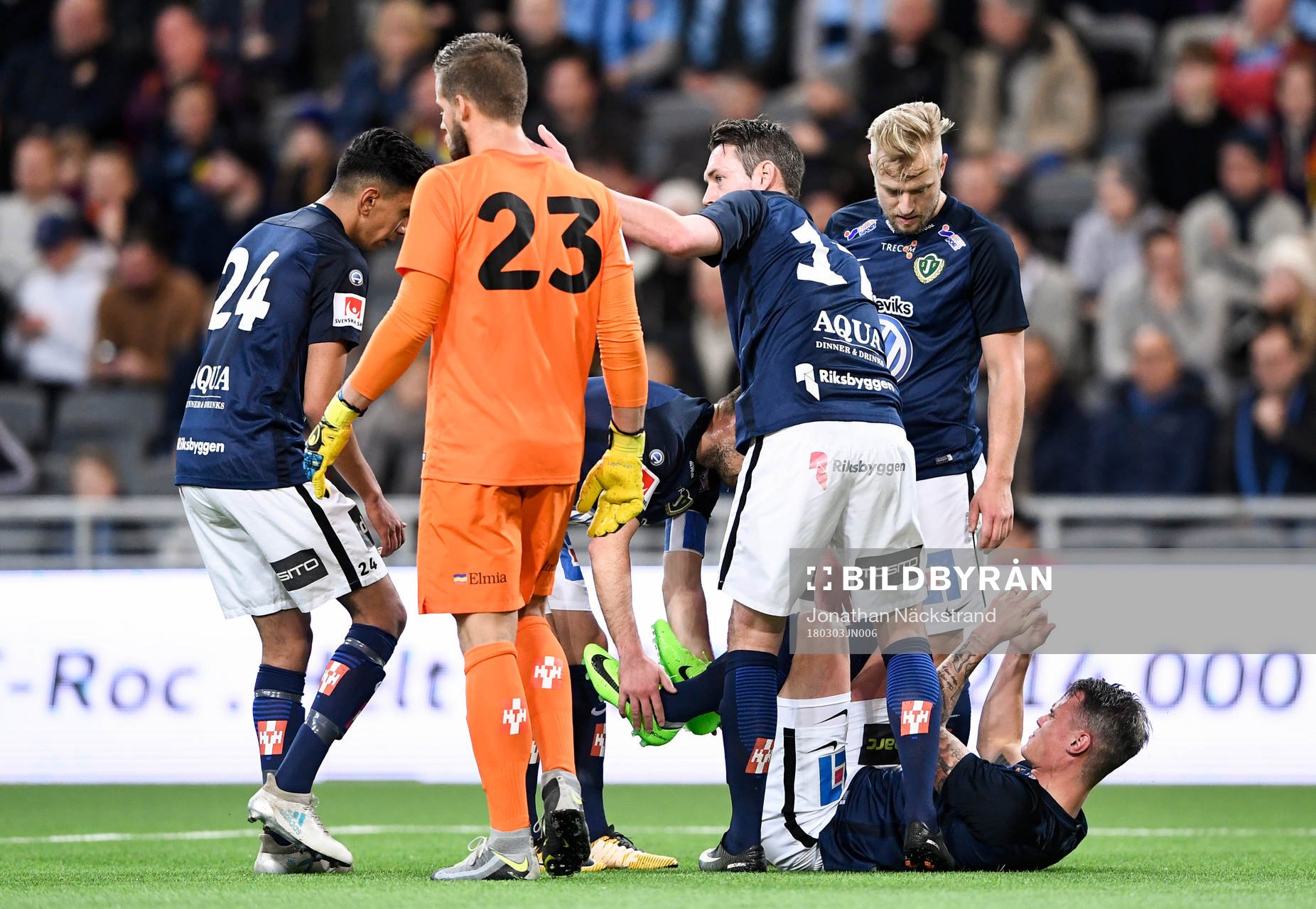 Jönköpings södras Erik Moberg skadad i fotbollsmatchen