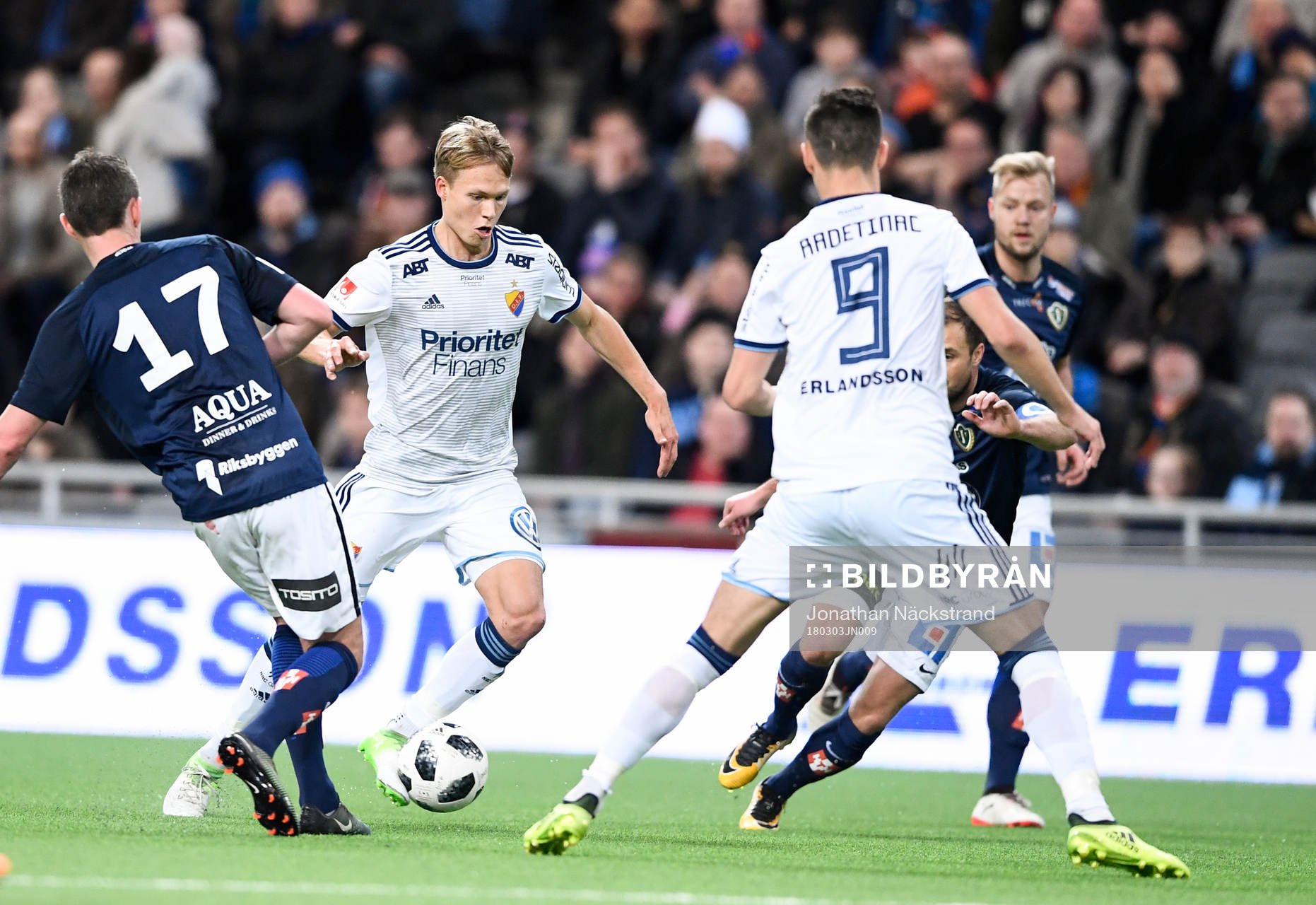 Djurgårdens Jonathan Augustinsson i kamp om bollen med