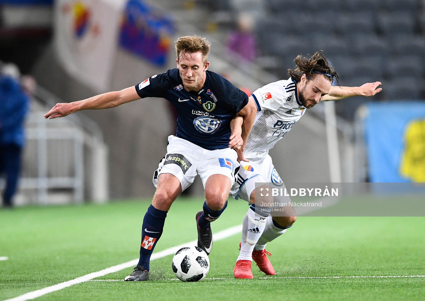 Djurgårdens Kevin Walker i kamp om bollen med Jönköpings