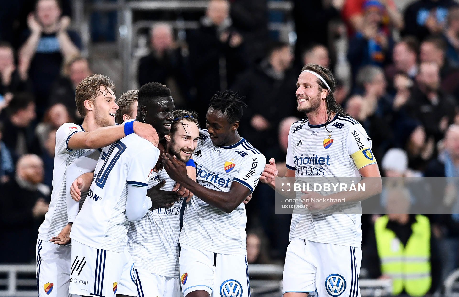 Djurgårdens Kevin Walker jublar med lagkamrater